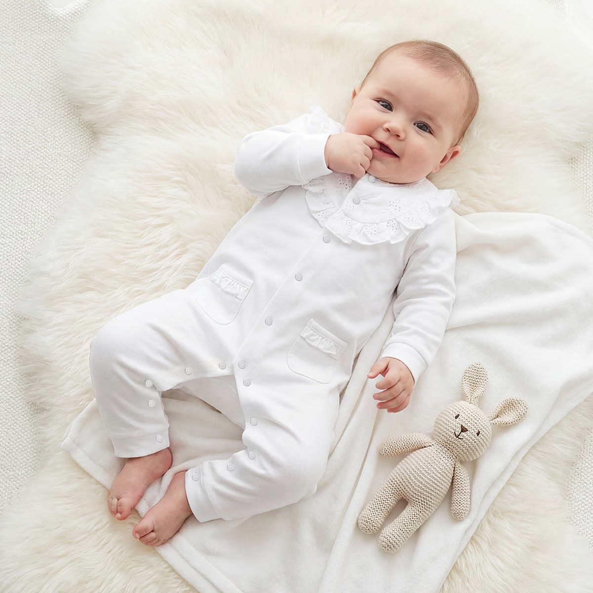 بدلة نوم قطن بياقة مستديرة وأكمام طويلة وتطريز شيفلي من جيجلز-baby-girls-clothing-nightwear-sleepsuits-image-1