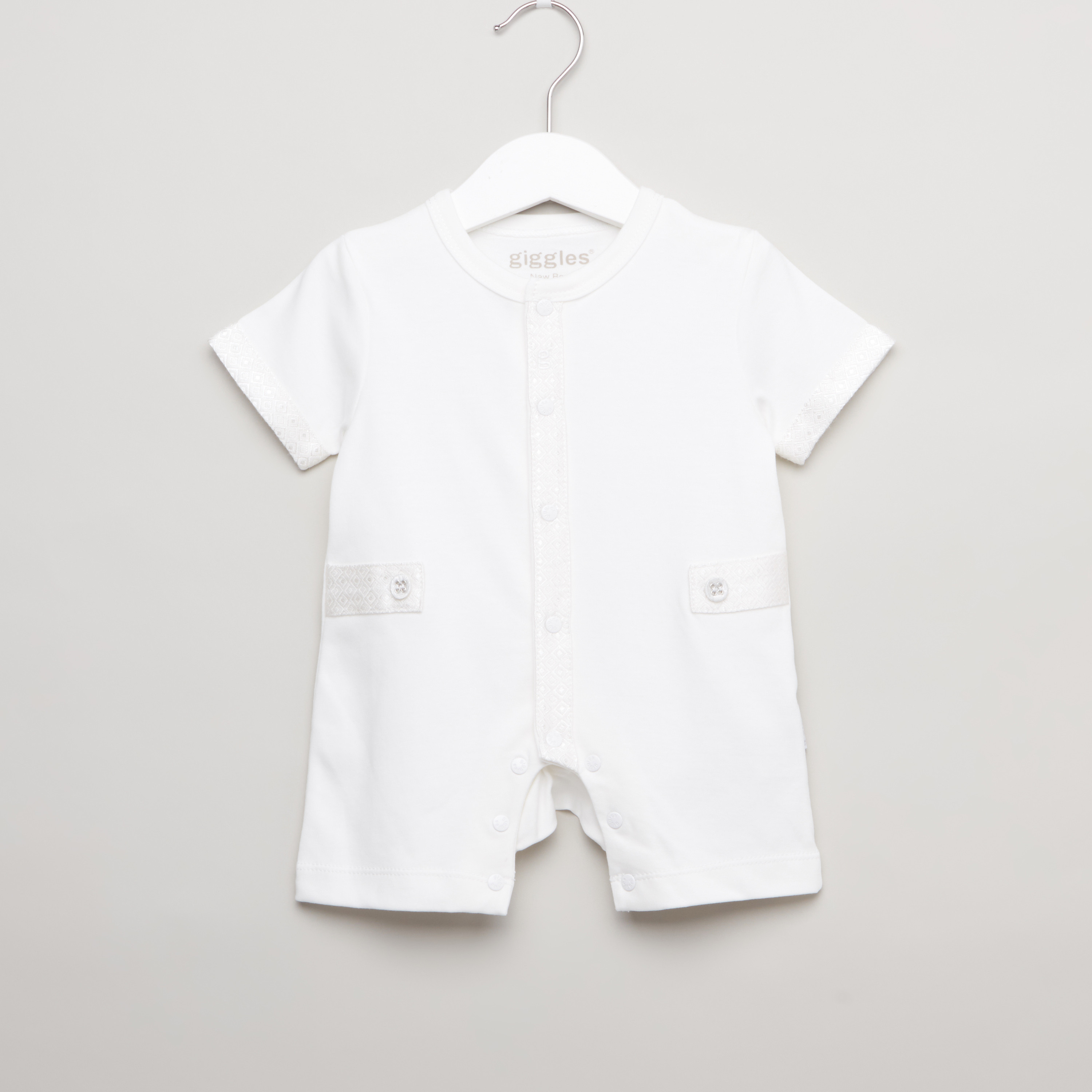 أفرول بأكمام قصيرة وتفاصيل ازرار من جيجلز-baby-boys-clothing-winterwear-rompers-image-1