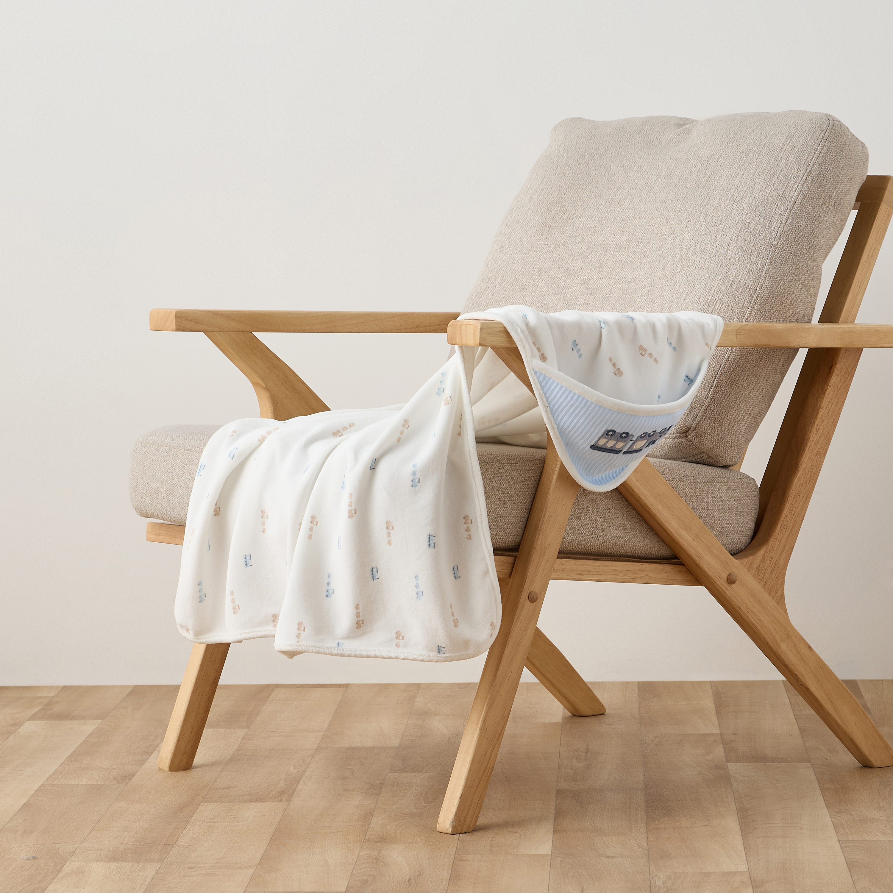 بطانية مواليد بتطريزات قطار من جونيورز-baby-nursery-blanketsandswaddles-receivingblankets-image-2