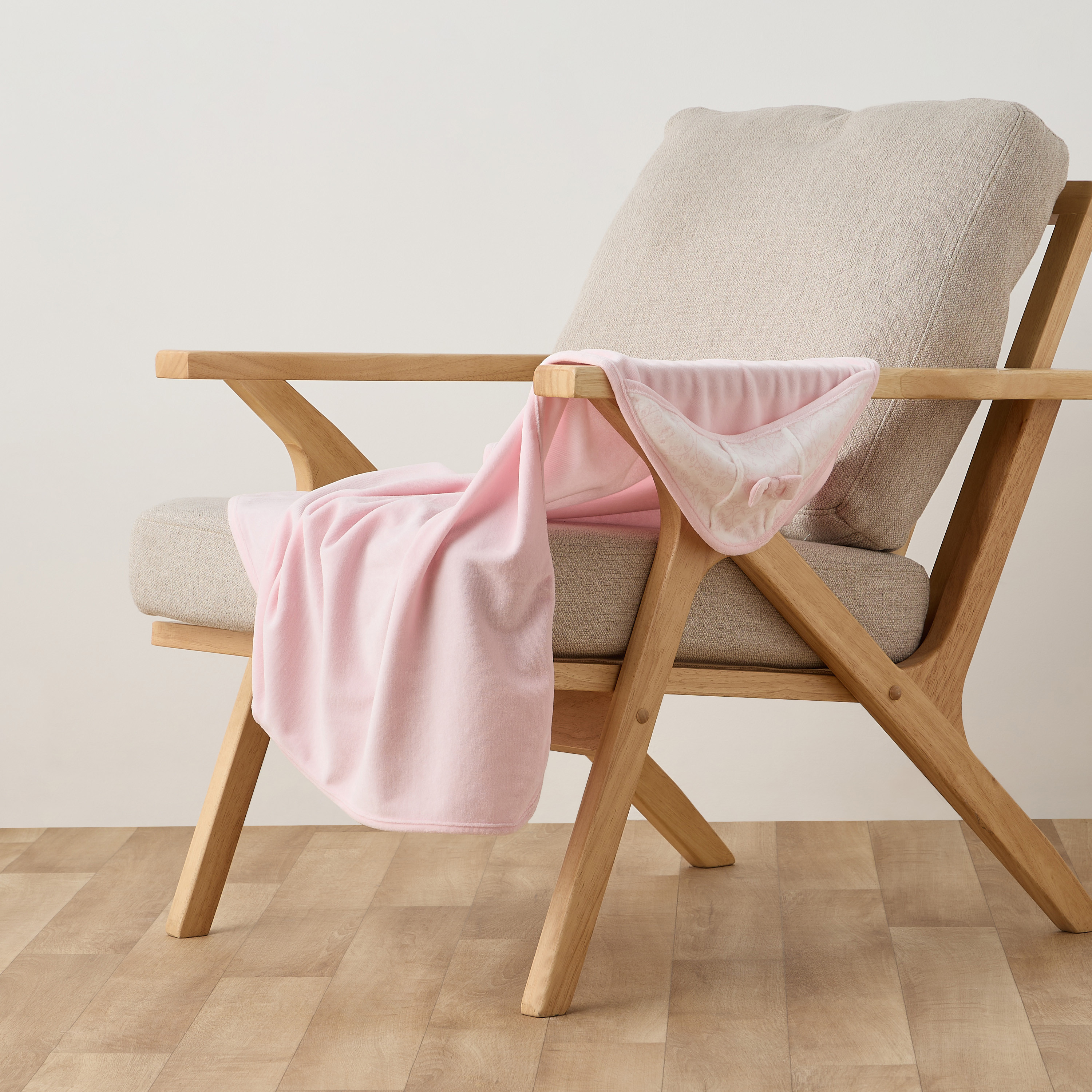 بطانية مواليد بقبعة وزينة فيونكة من جيجلز-baby-nursery-blanketsandswaddles-receivingblankets-image-2