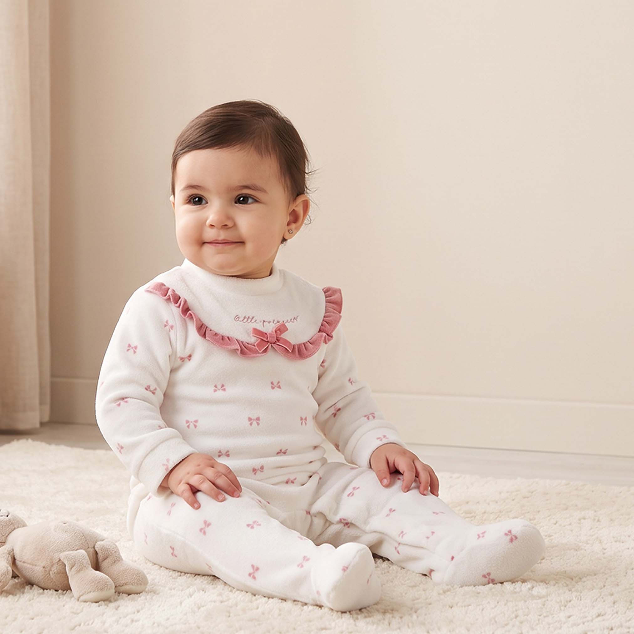 بدلة نوم بياقة عالية وأكمام طويلة وطبعات فيونكة من جونيورز-baby-girls-clothing-nightwear-sleepsuits-image-1