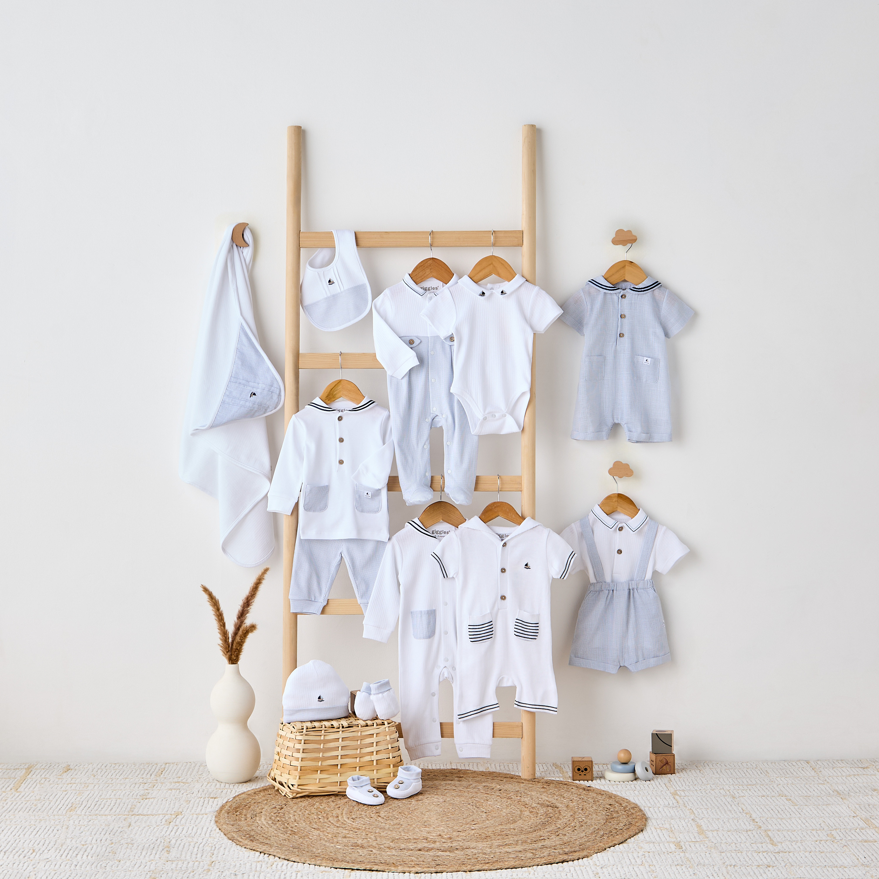 أفرول مقلّم بياقة بحار وأكمام قصيرة من جيجلز-baby-boys-clothing-rompers-image-5