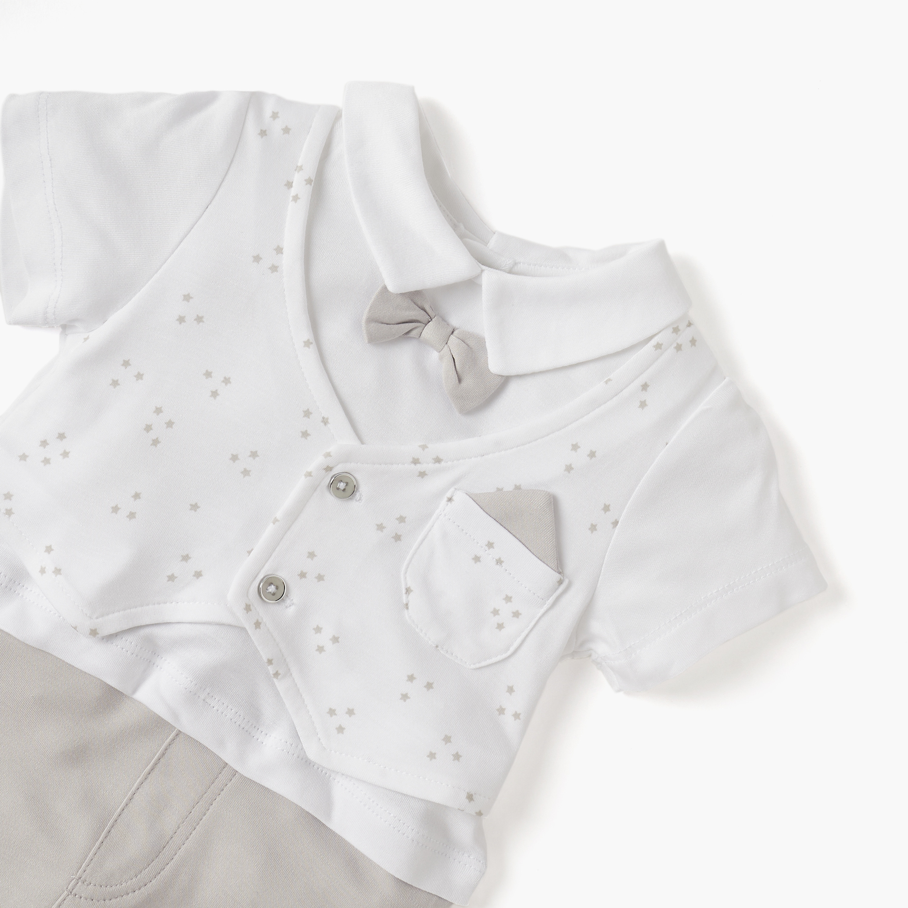 أفرول بطبعات نجمة وأكمام قصيرة وزينة فيونكة من جيجلز-baby-boys-clothing-rompers-image-3