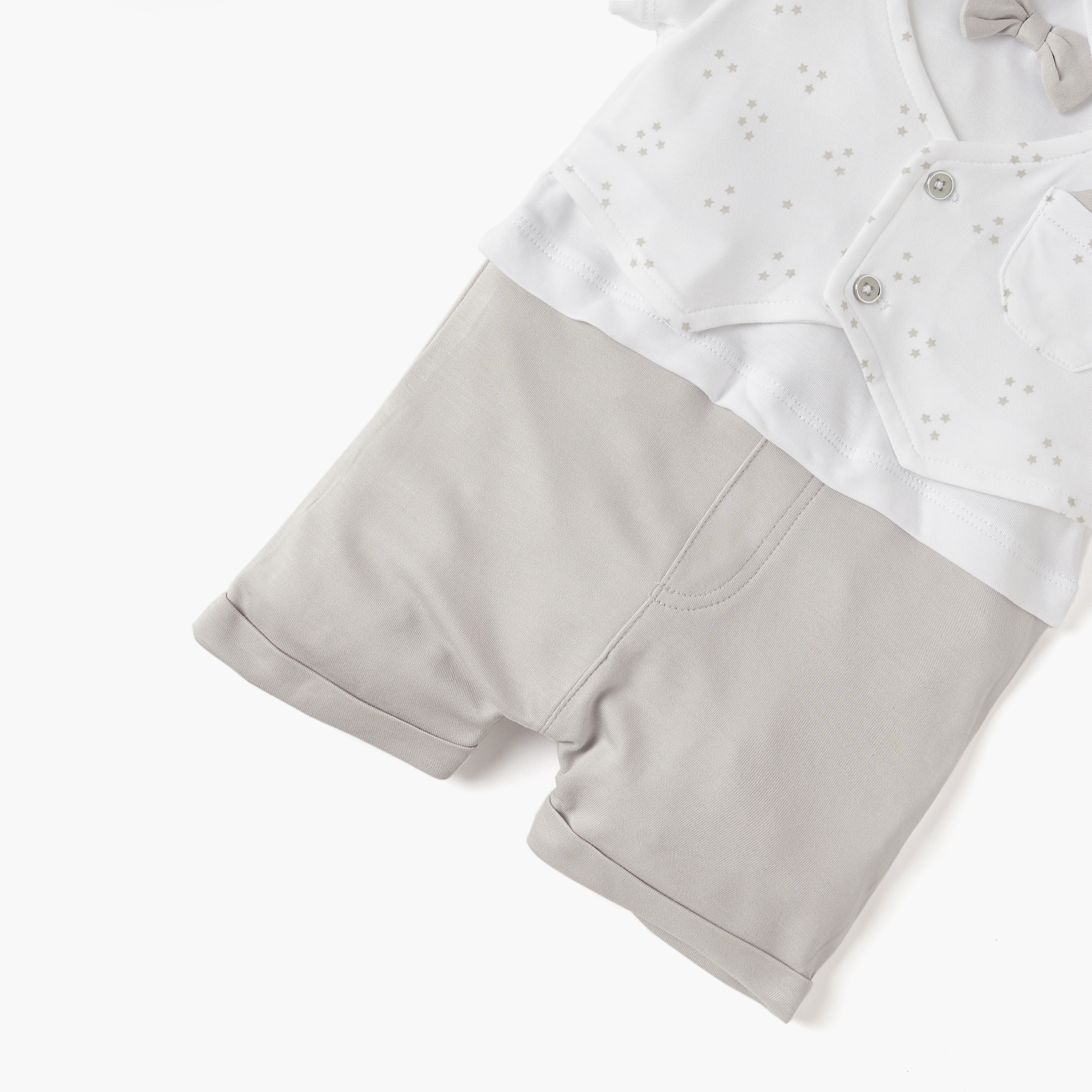 أفرول بطبعات نجمة وأكمام قصيرة وزينة فيونكة من جيجلز-baby-boys-clothing-rompers-image-2