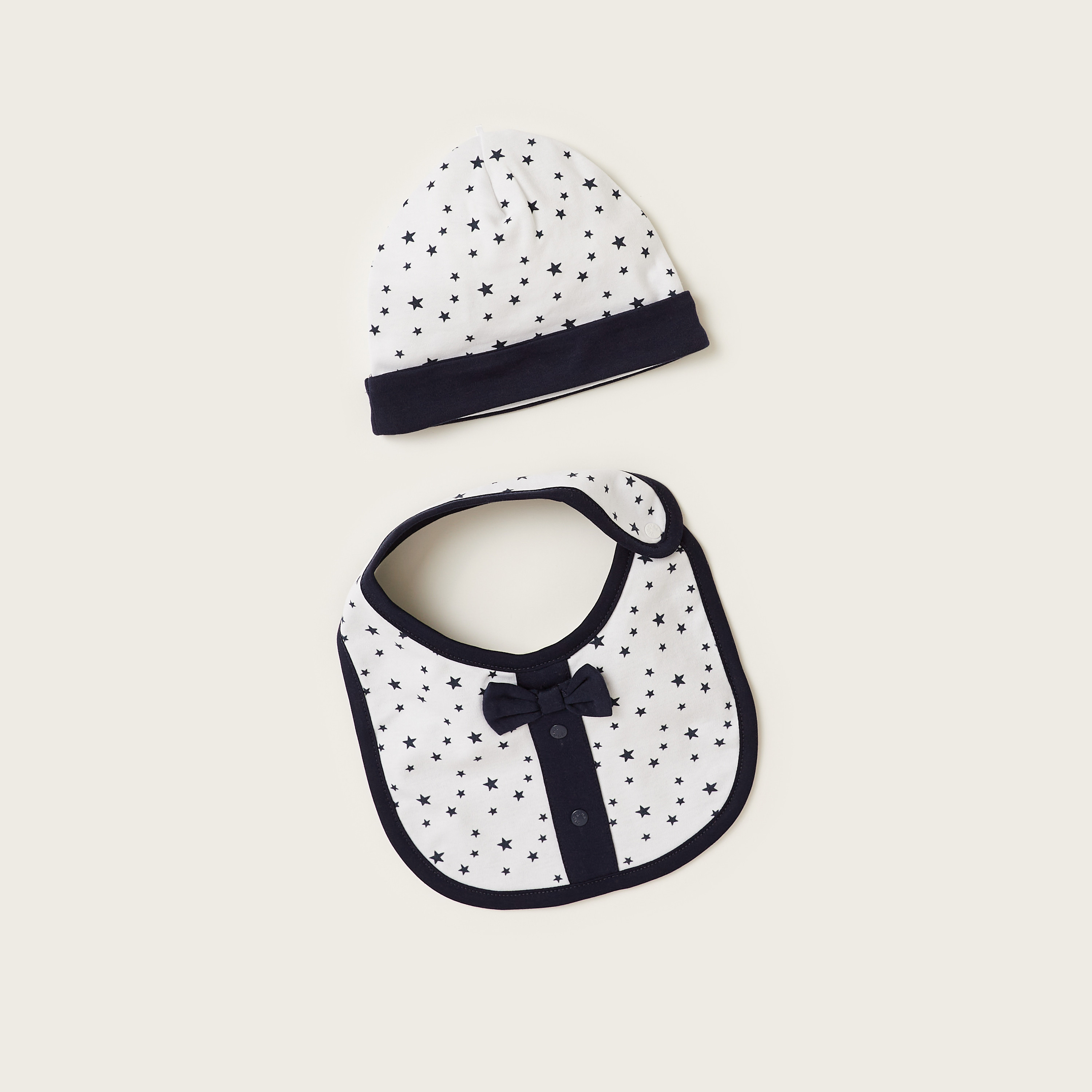 مجموعة طقم نوم مغلق القدمين بطبعات ومريلة 3 قطع من جيجلز-baby-boys-clothing-setsandcoords-image-4