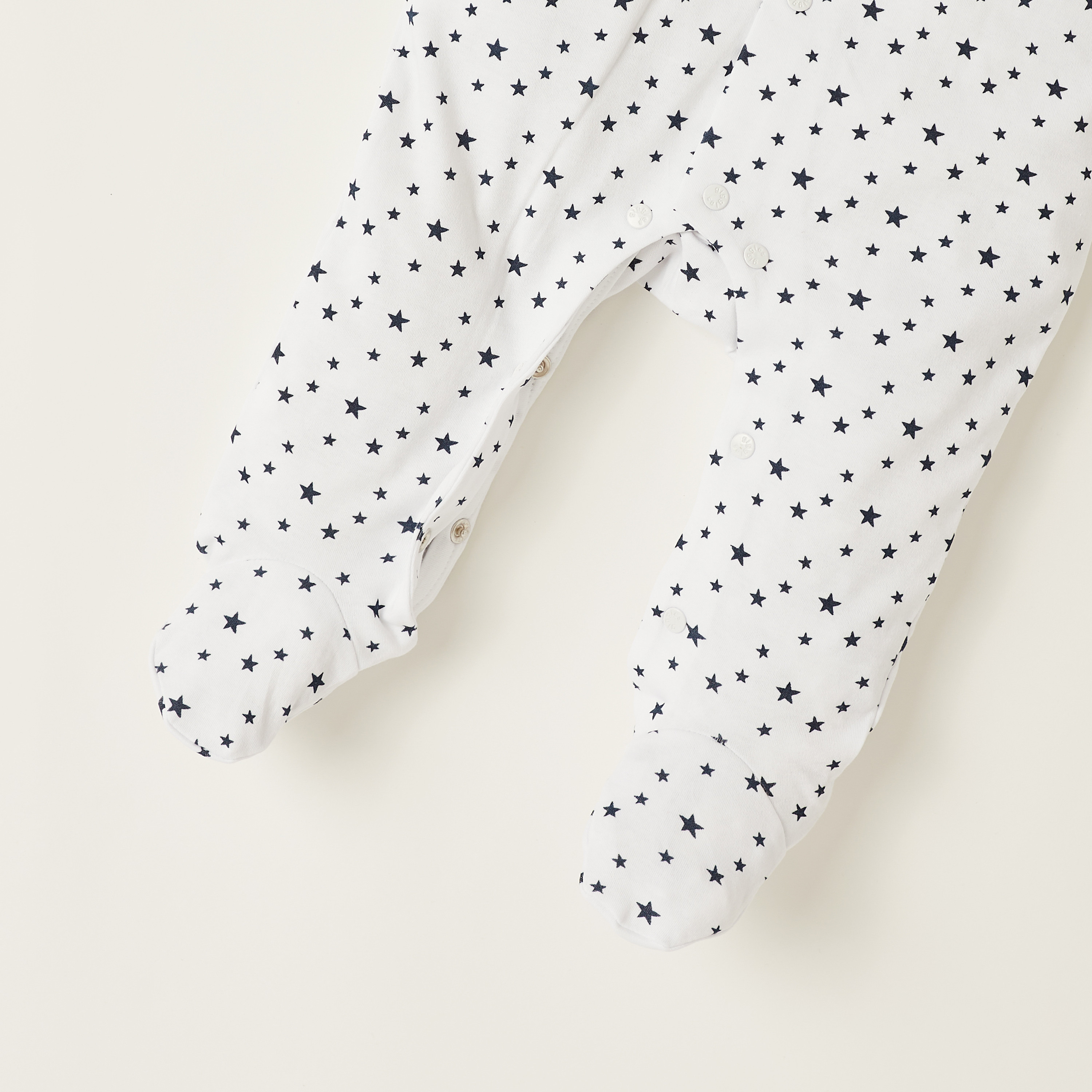 مجموعة طقم نوم مغلق القدمين بطبعات ومريلة 3 قطع من جيجلز-baby-boys-clothing-setsandcoords-image-6