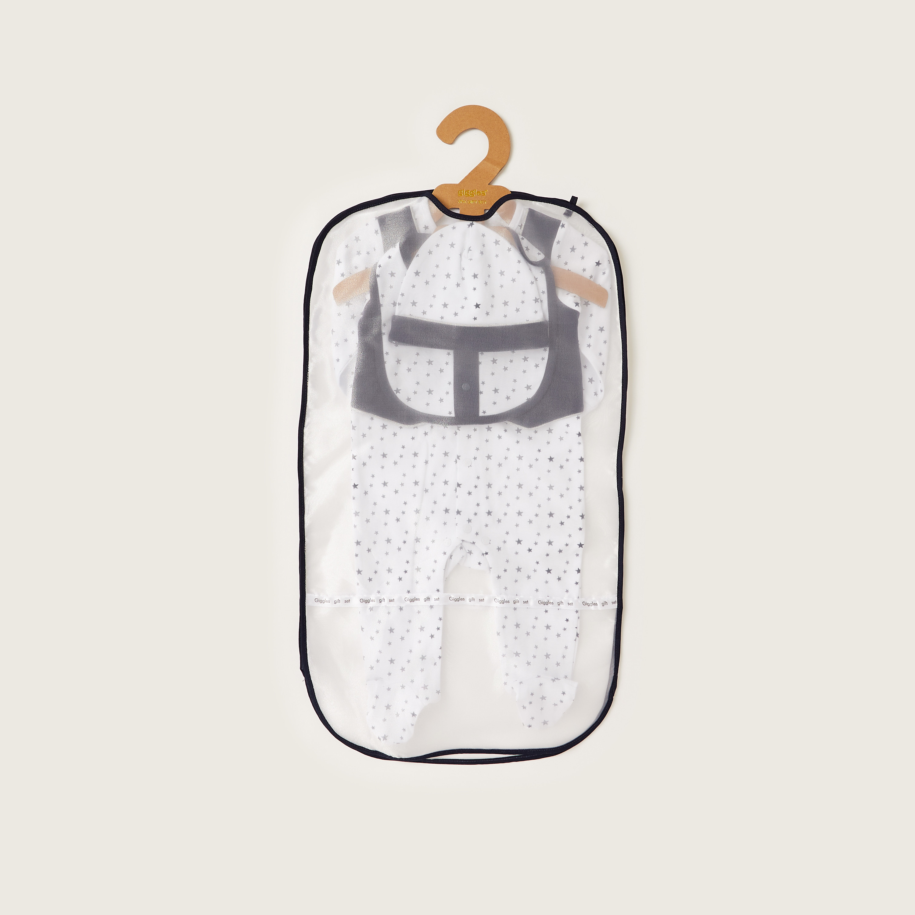 مجموعة طقم نوم مغلق القدمين بطبعات ومريلة 3 قطع من جيجلز-baby-boys-clothing-setsandcoords-image-1