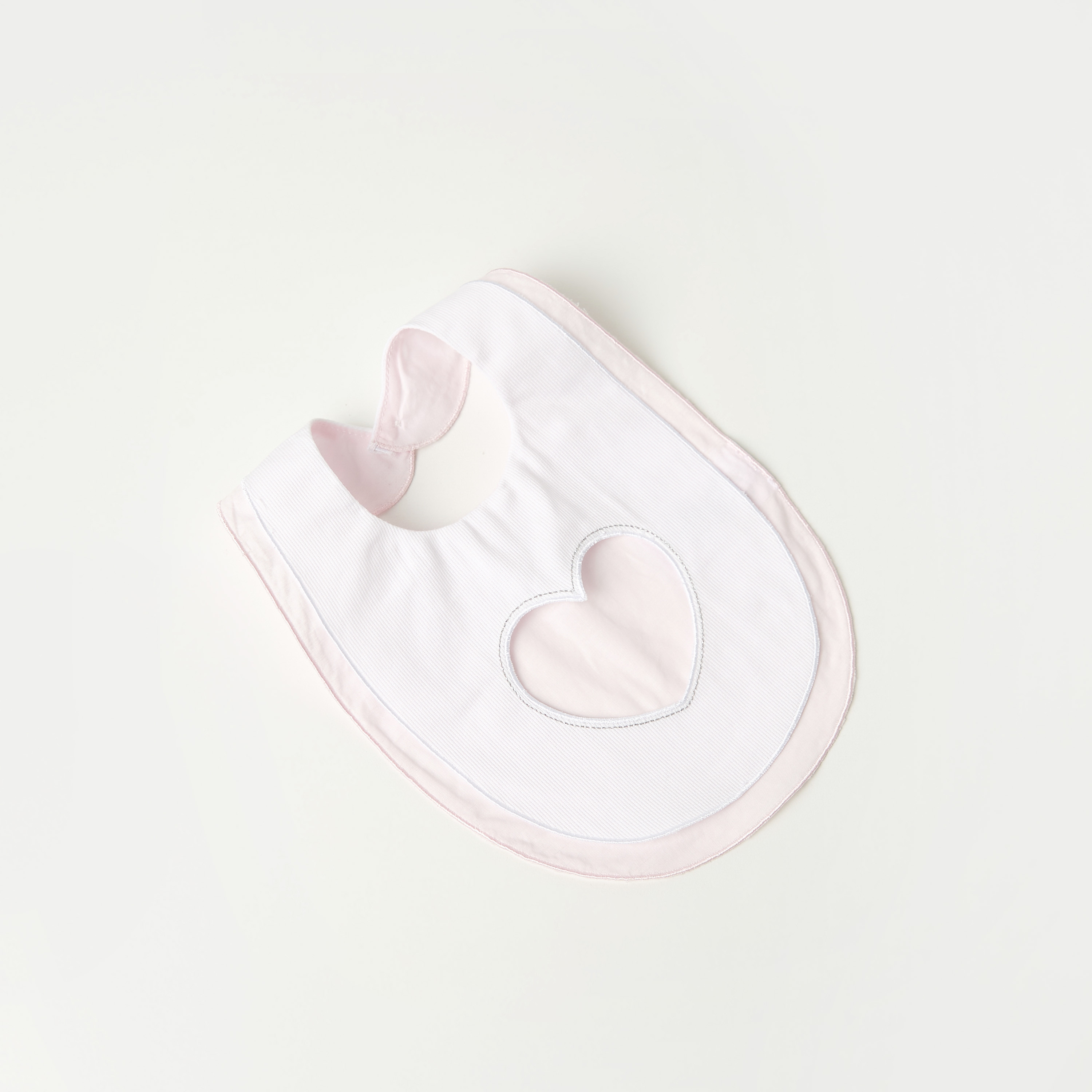 مريلة بتفاصيل قلب من جيجلز-baby-feeding-bibs-image-1