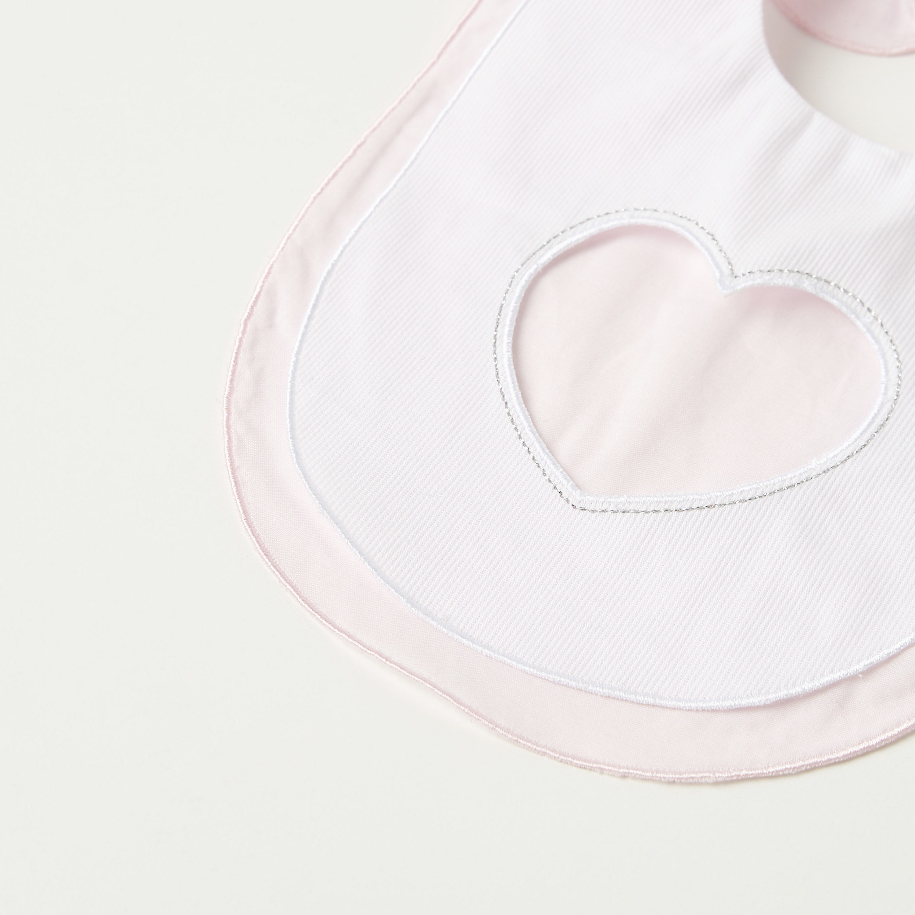 مريلة بتفاصيل قلب من جيجلز-baby-feeding-bibs-image-3