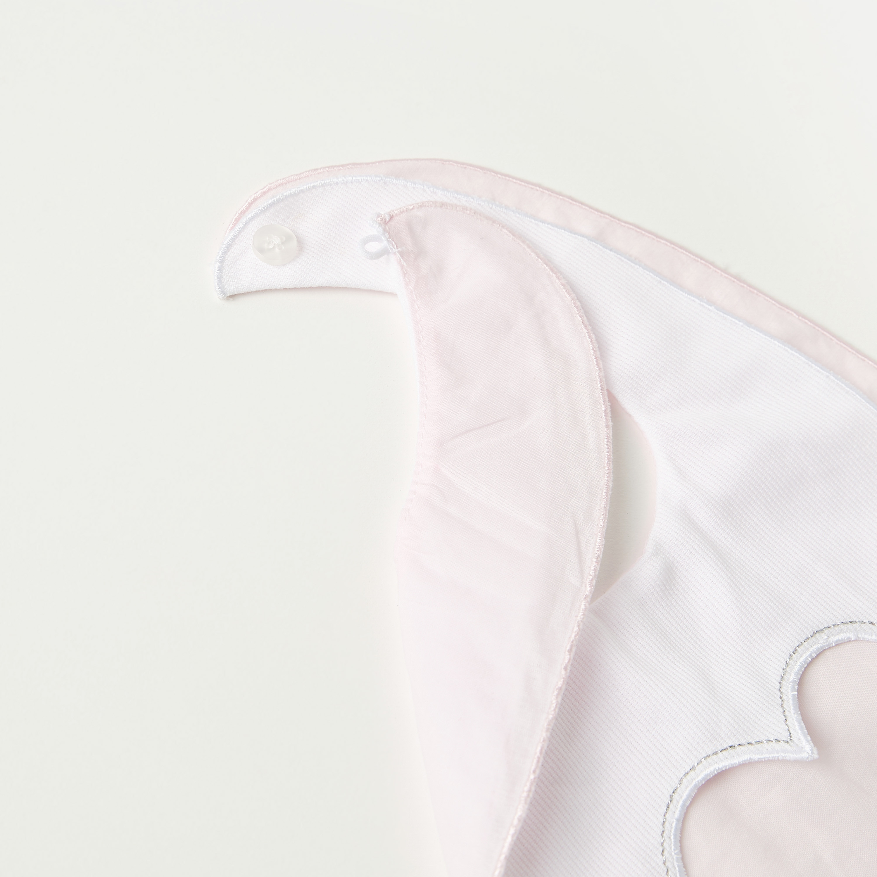 مريلة بتفاصيل قلب من جيجلز-baby-feeding-bibs-image-4