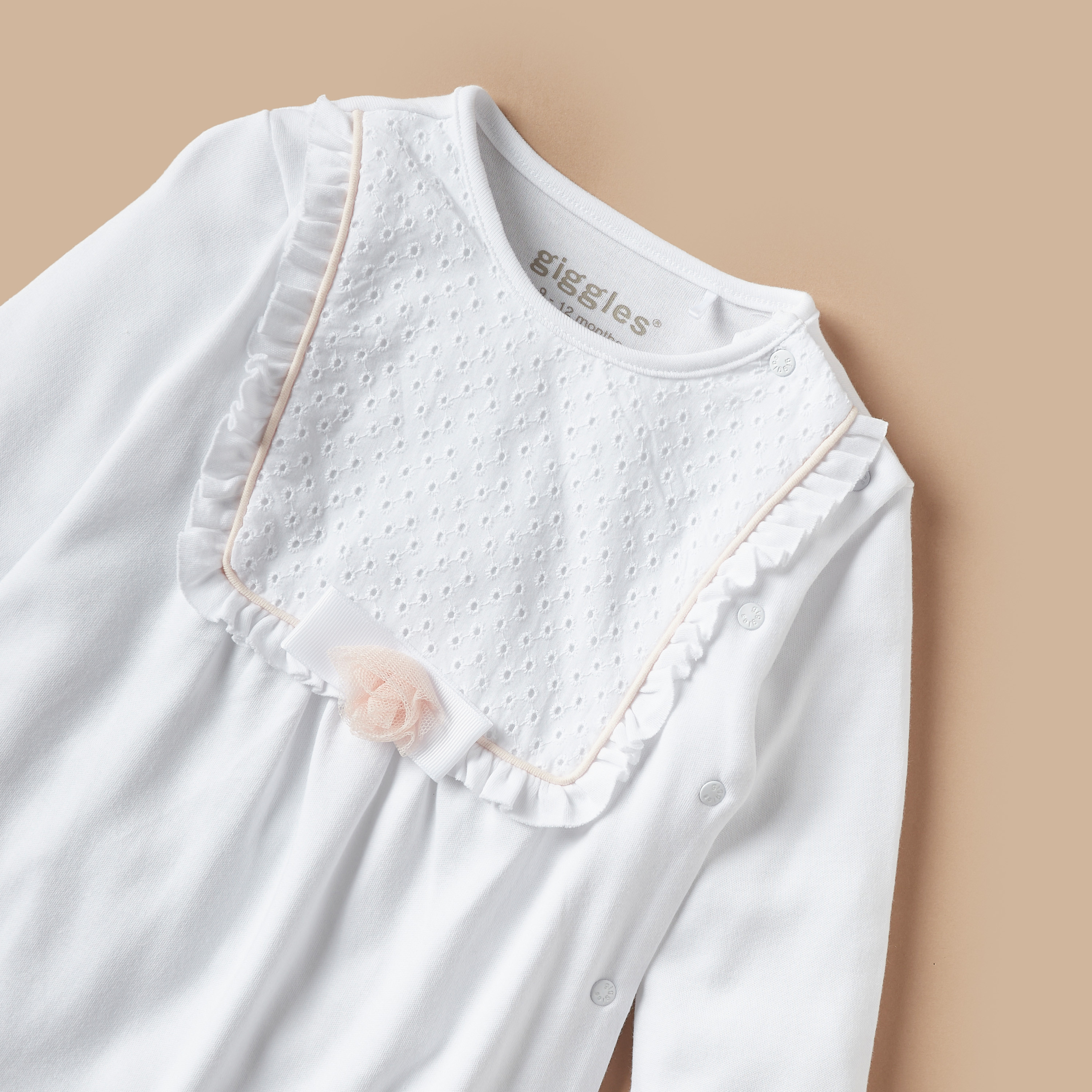 بدلة نوم مغلقة القدمين بزخارف زهور وكشكش من جيجلز-baby-girls-clothing-nightwear-sleepsuits-image-2