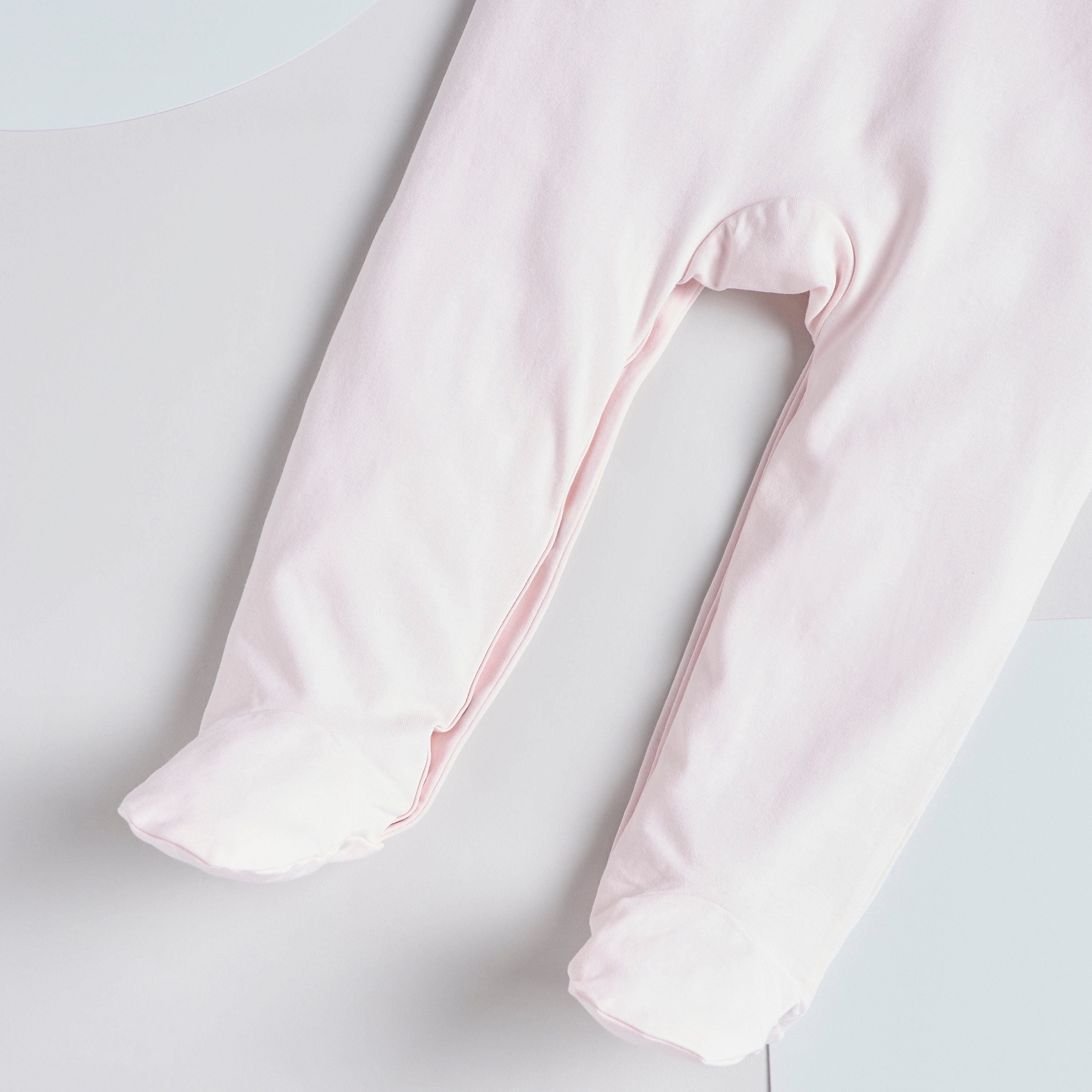 بدلة نوم مغلقة القدمين بياقة بيتر بان وتفاصيل مطرزة من جيجلز-baby-girls-clothing-nightwear-sleepsuits-image-3