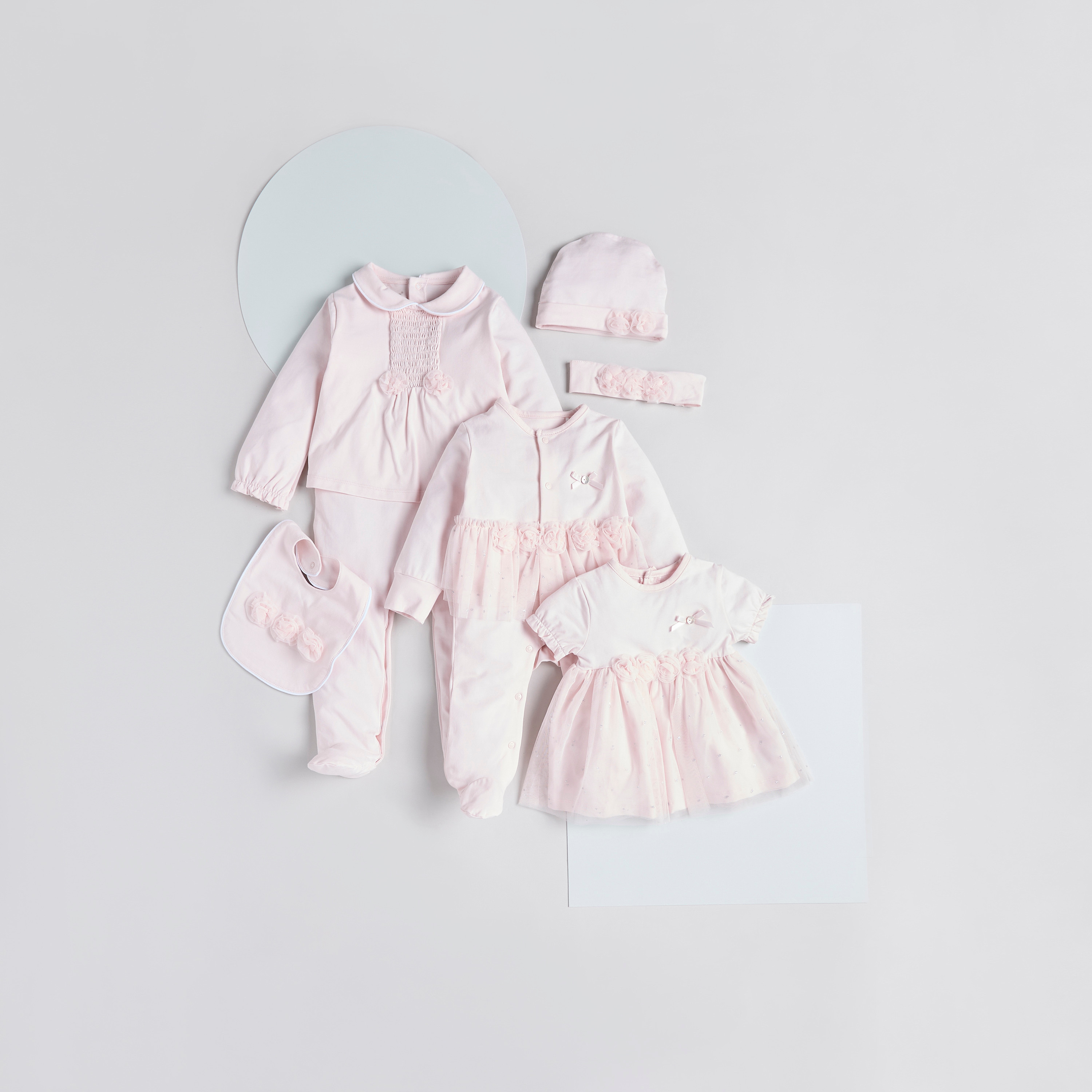 بدلة نوم مغلقة القدمين بياقة بيتر بان وتفاصيل مطرزة من جيجلز-baby-girls-clothing-nightwear-sleepsuits-image-5