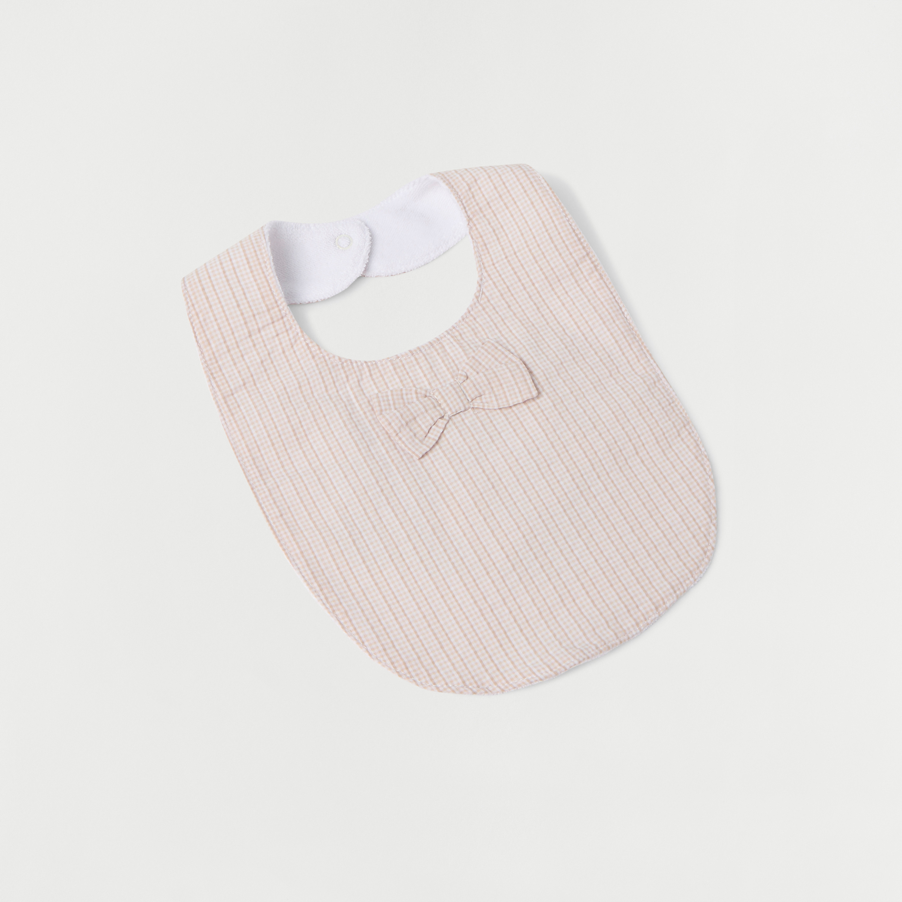 مريلة كاروهات بزر إغلاق كبّاس وزخارف فيونكة من جيجلز-baby-feeding-bibs-image-1