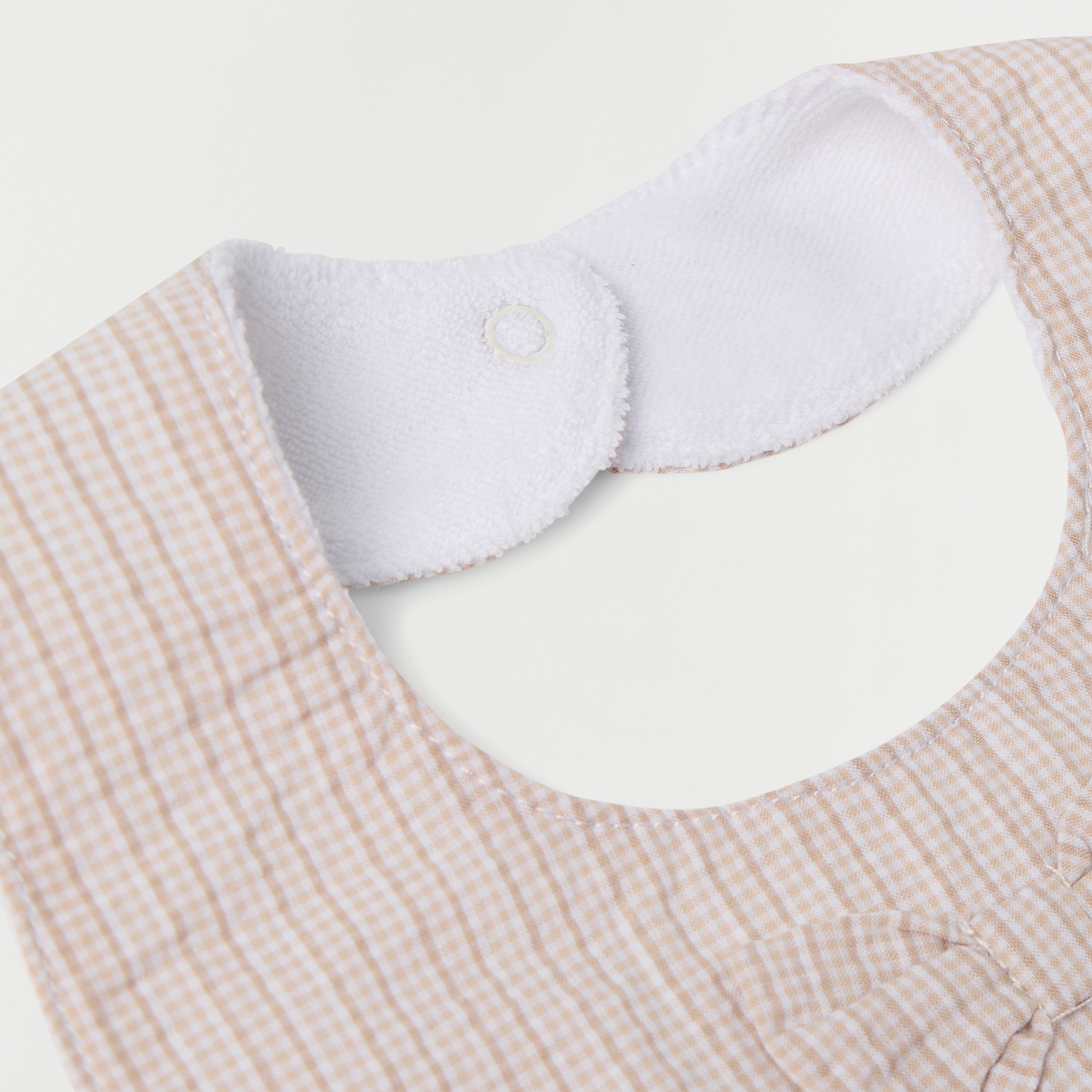 مريلة كاروهات بزر إغلاق كبّاس وزخارف فيونكة من جيجلز-baby-feeding-bibs-image-4