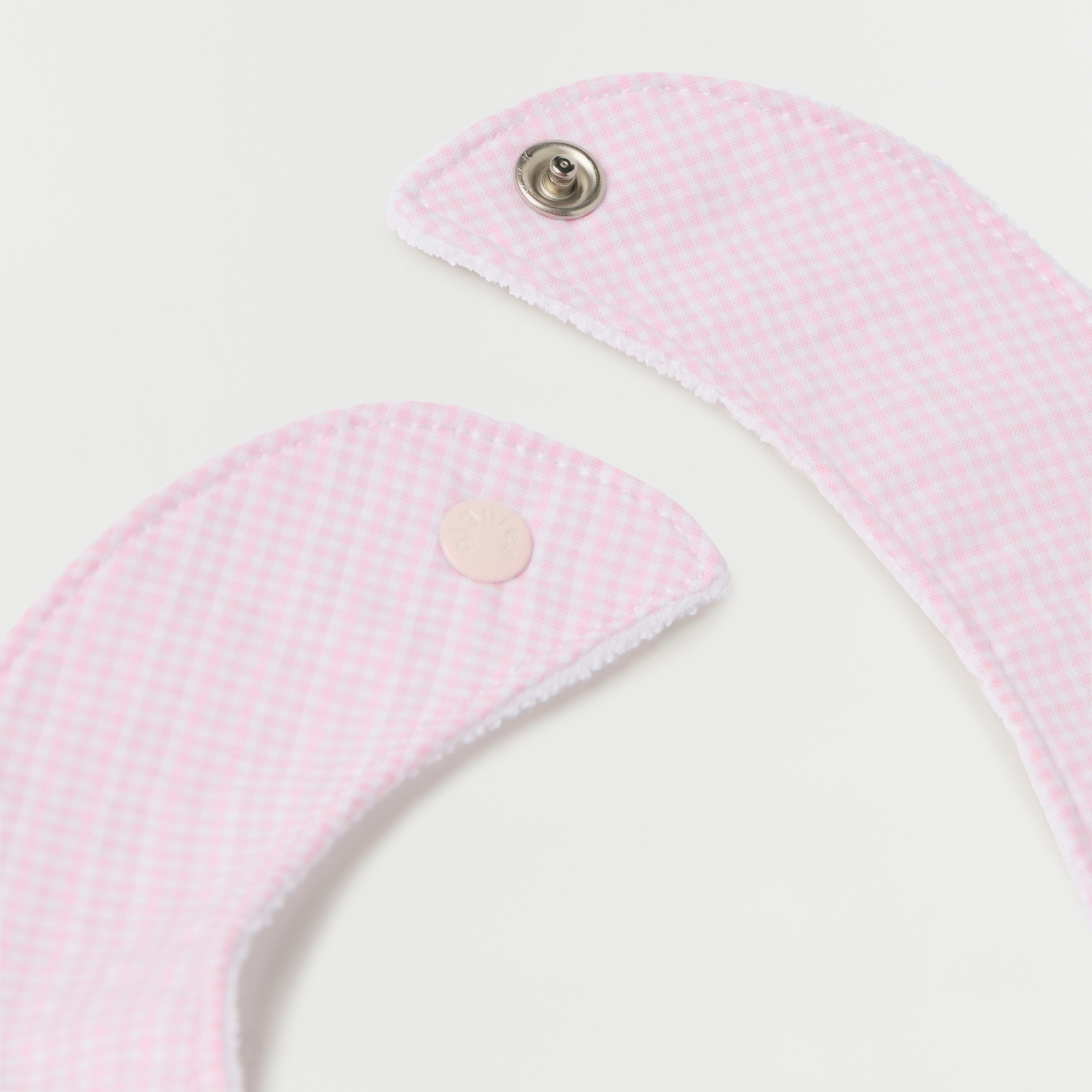 مريلة مربعات بزر إغلاق كبّاس وفيونكة من جيجلز-baby-feeding-bibs-image-3