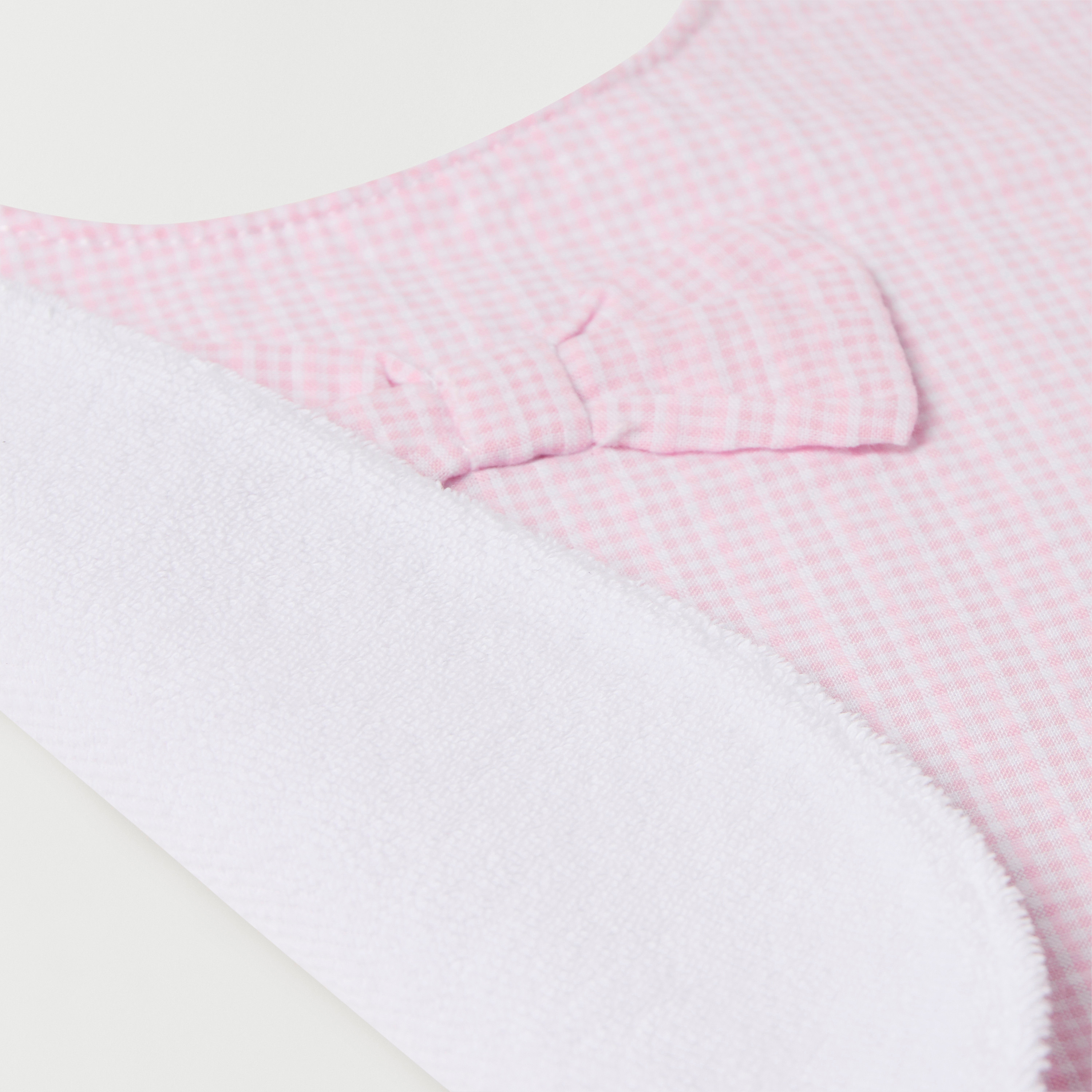 مريلة مربعات بزر إغلاق كبّاس وفيونكة من جيجلز-baby-feeding-bibs-image-4