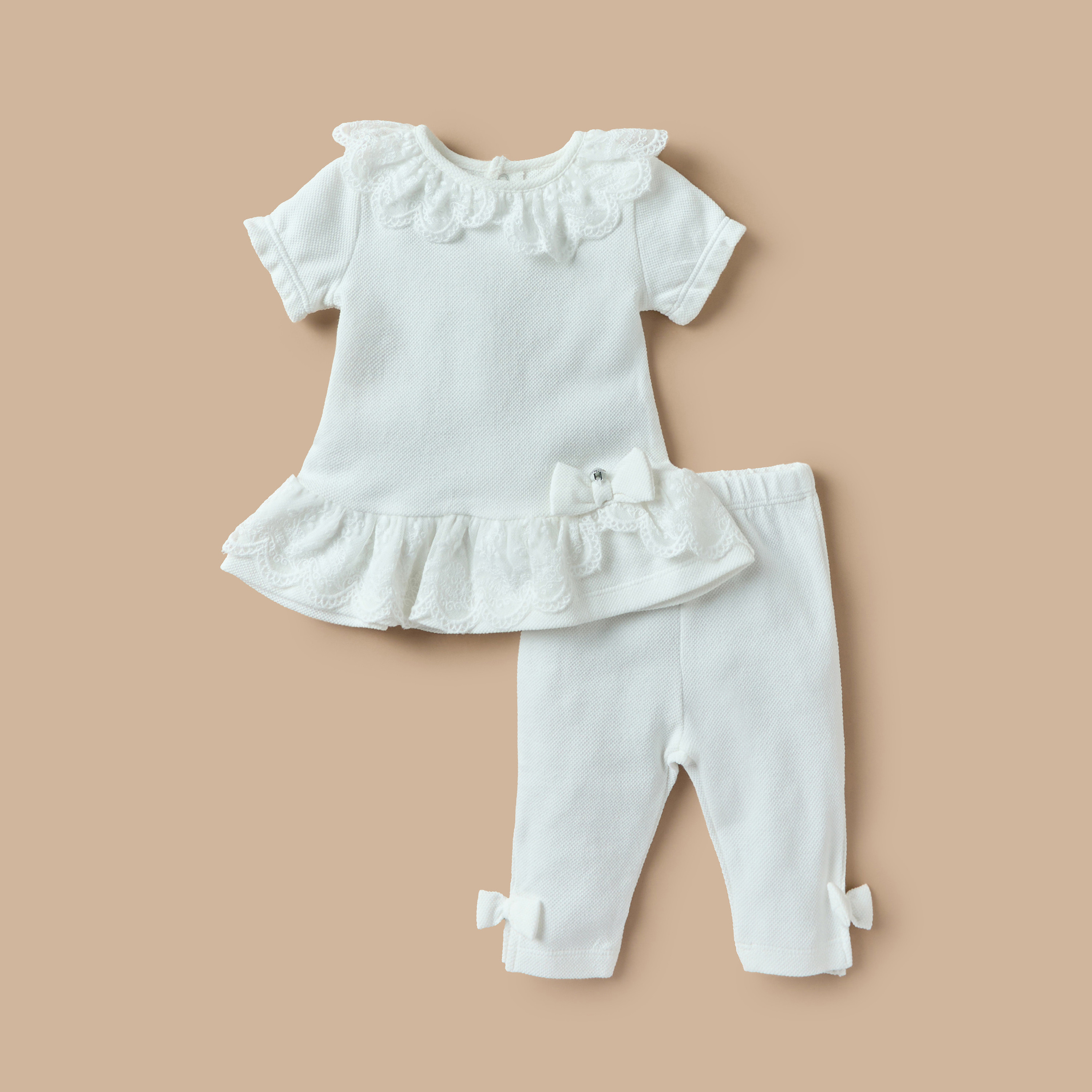 طقم بنطلون بيجاما وبلوزة بأكمام قصيرة ودانتيل من جيجلز-baby-girls-clothing-nightwear-pyjamasets-image-1