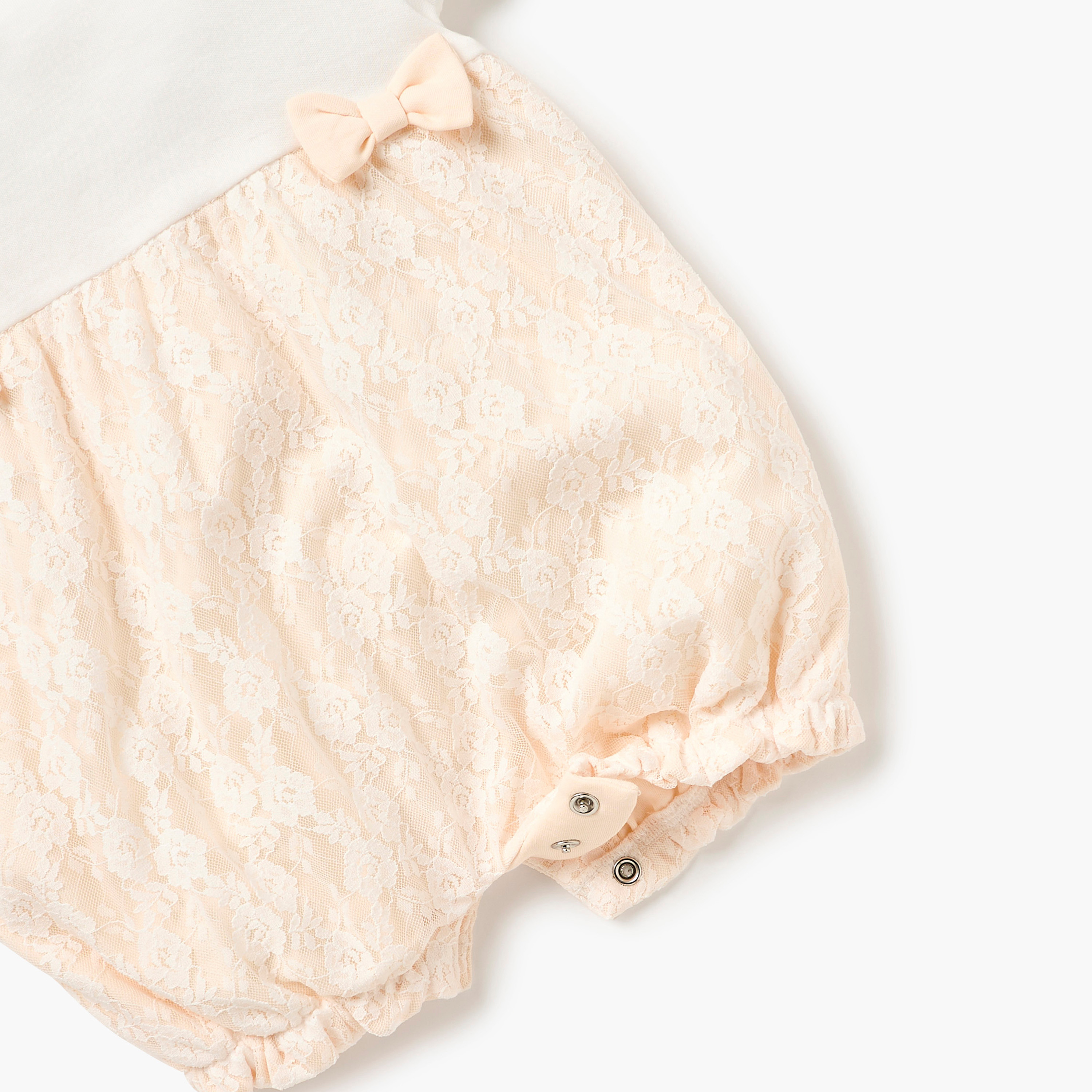 أفرول بارز الملمس بأكمام قصيرة وأزرار إغلاق من جيجلز-baby-girls-clothing-rompers-image-4