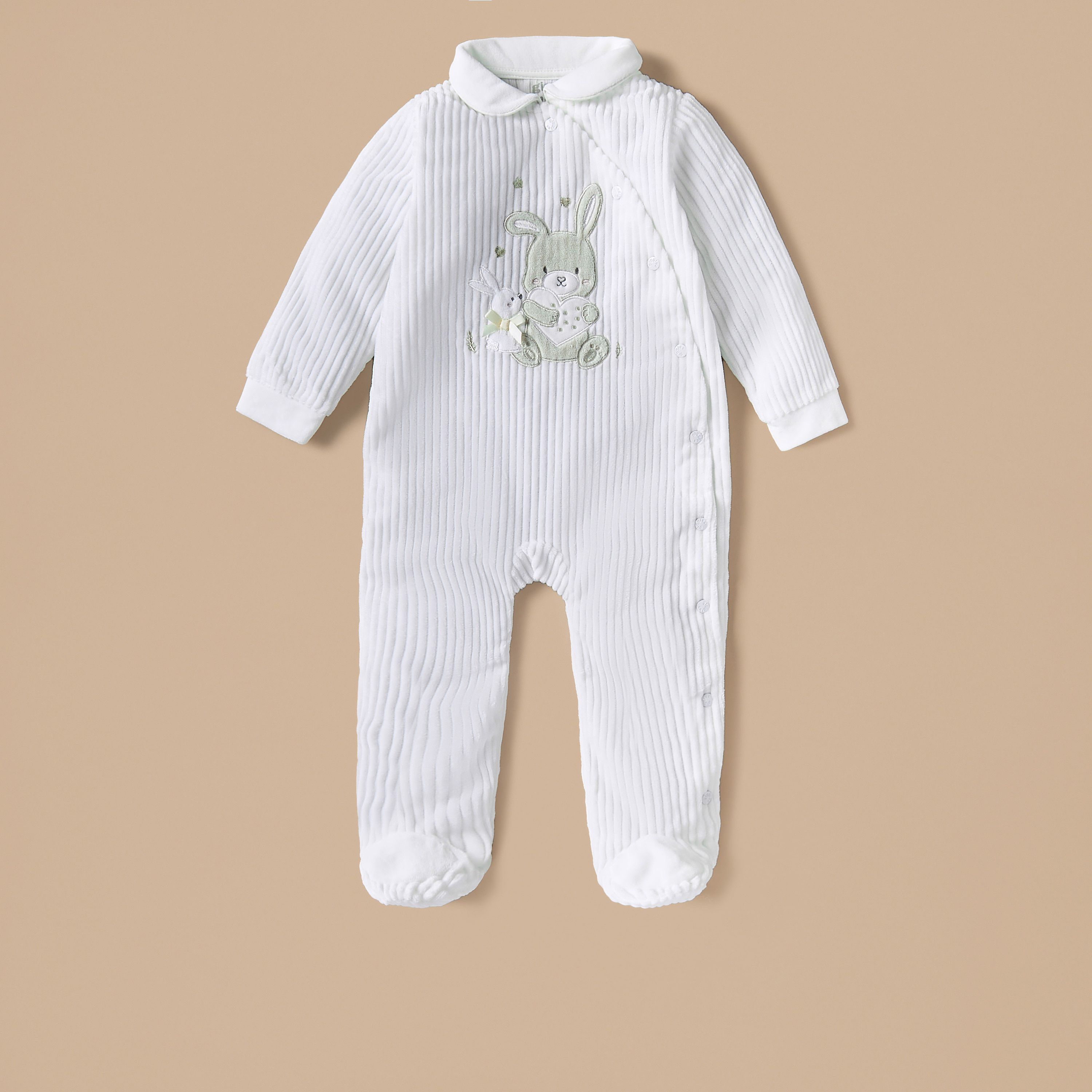 بدلة نوم مغلقة القدمين بتطريز أرنب وأزرار إغلاق من جيجلز-baby-girls-clothing-nightwear-sleepsuits-image-1