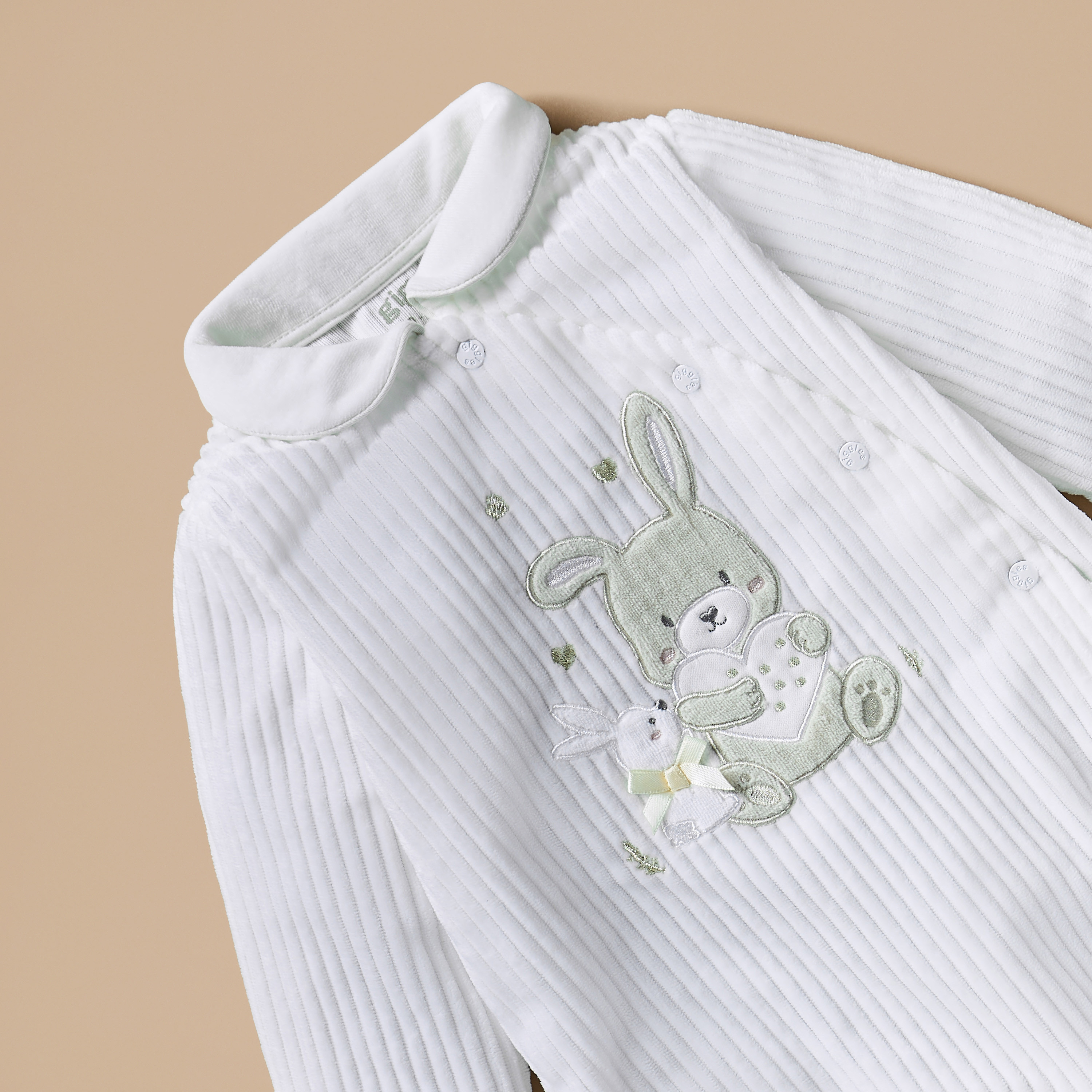 بدلة نوم مغلقة القدمين بتطريز أرنب وأزرار إغلاق من جيجلز-baby-girls-clothing-nightwear-sleepsuits-image-3