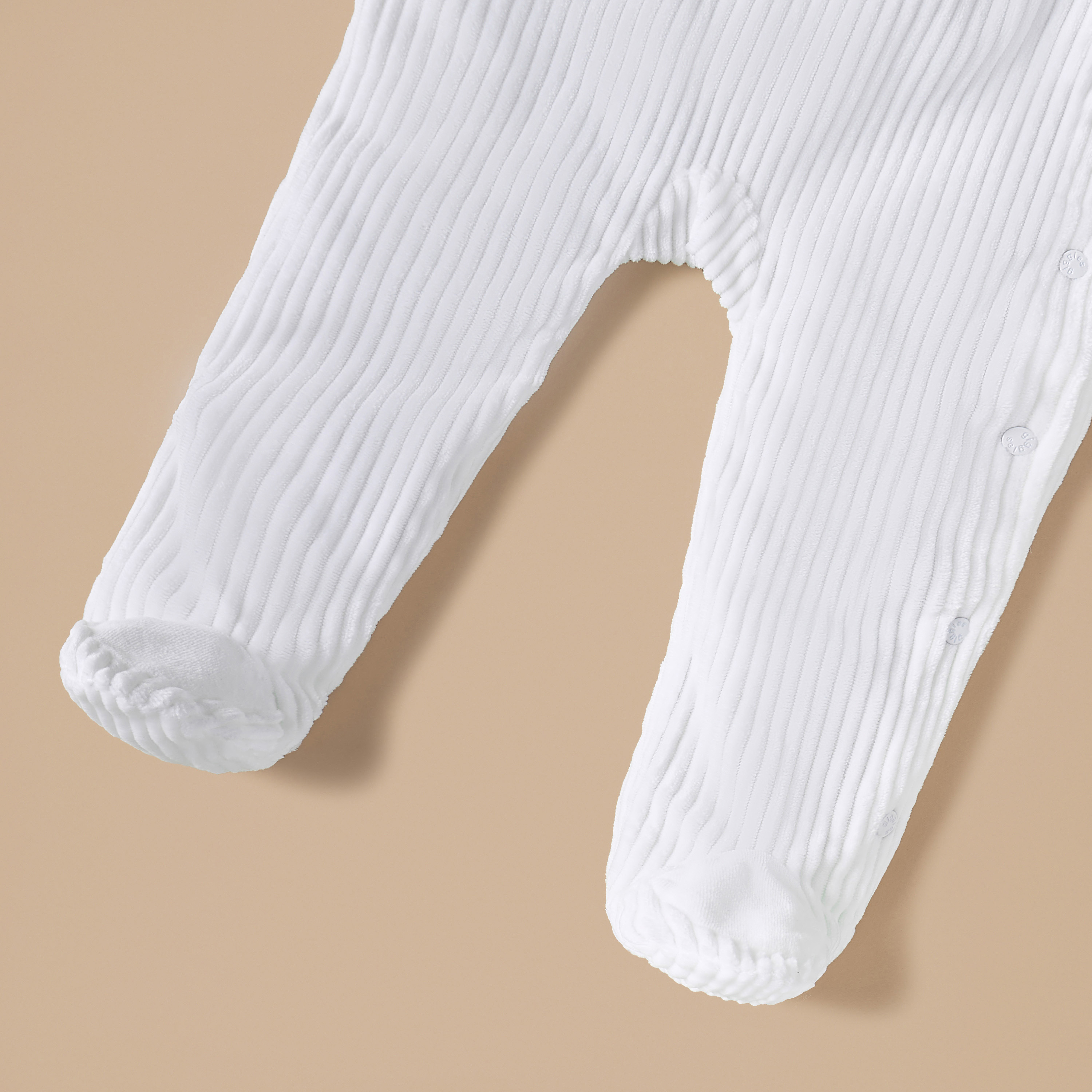 بدلة نوم مغلقة القدمين بتطريز أرنب وأزرار إغلاق من جيجلز-baby-girls-clothing-nightwear-sleepsuits-image-4