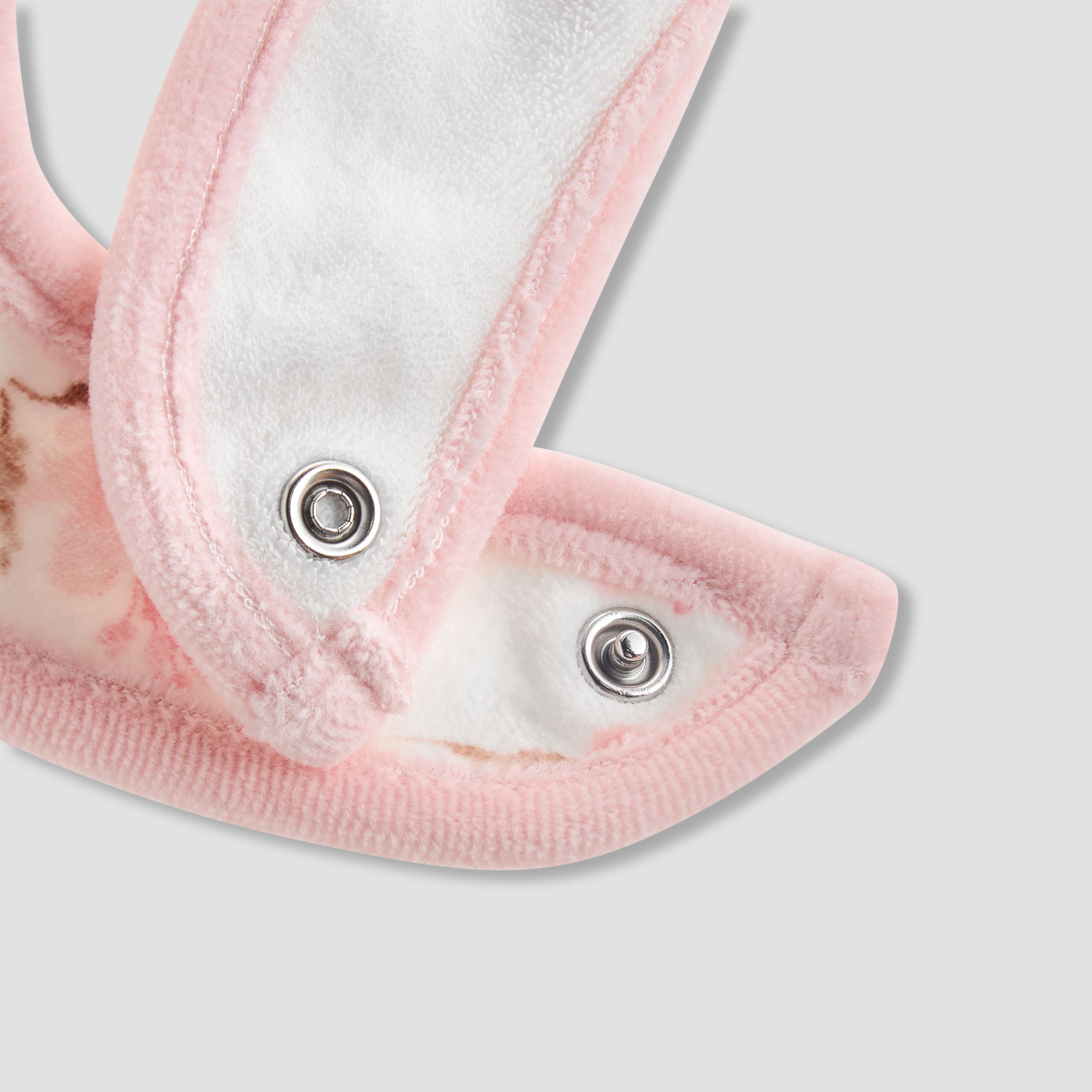 مريلة أطفال بطبعات زهرية من جيجلز-baby-feeding-bibs-image-4