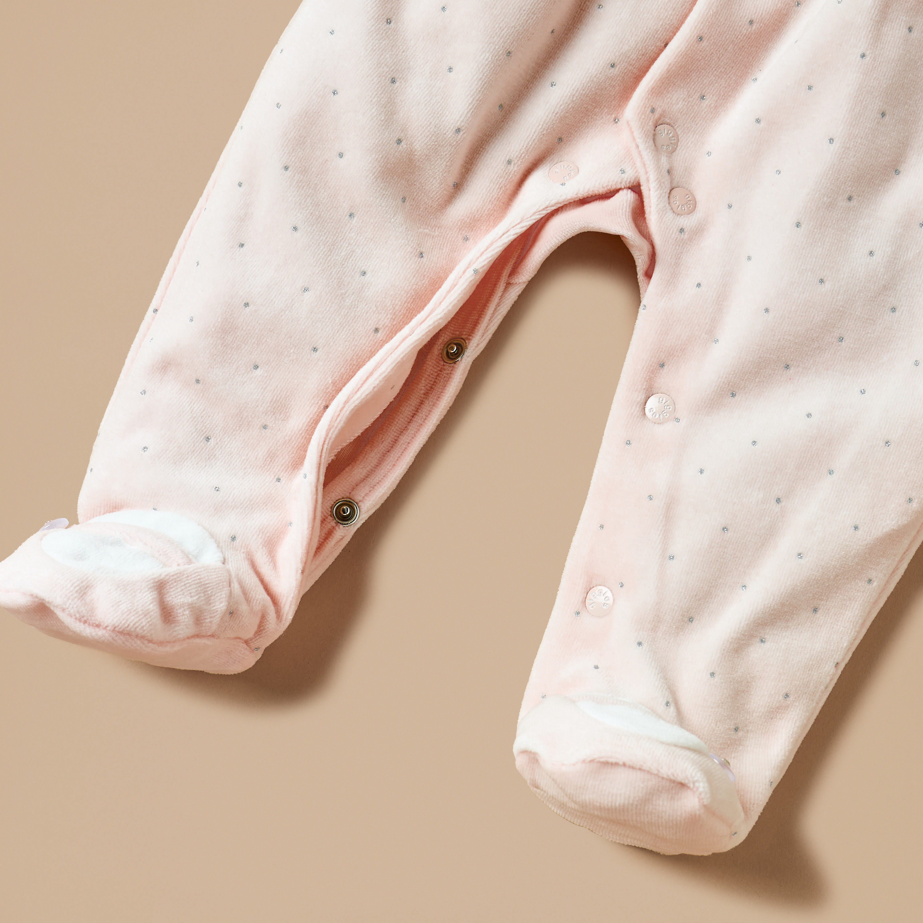 بدلة نوم قطيفة مزينة مغلقة القدمين بأزرار إغلاق من جيجلز-baby-girls-clothing-nightwear-sleepsuits-image-4