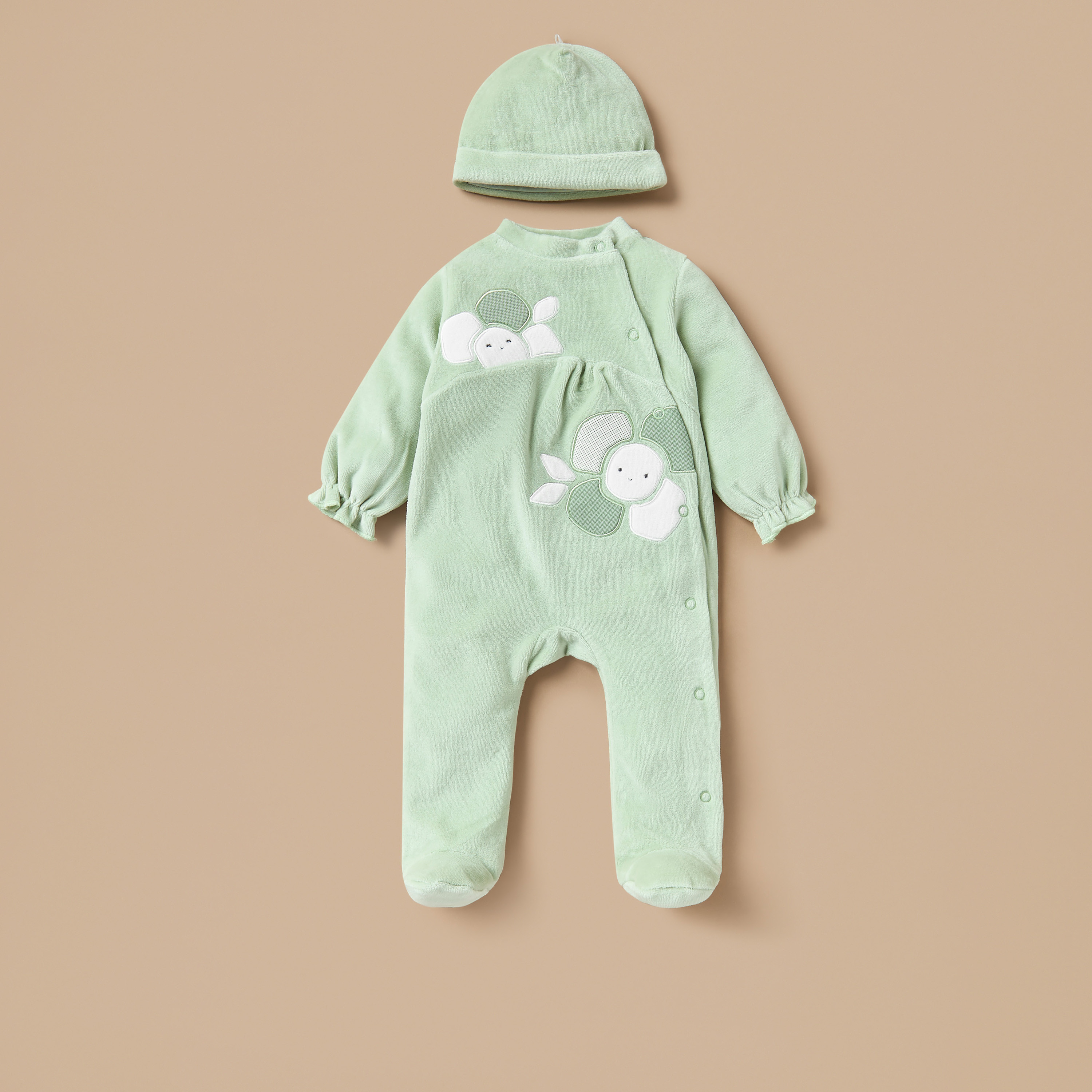 بدلة نوم مخملية مغلقة القدمين ومزينة بالأزهار مع قبعة من جونيورز-baby-girls-clothing-nightwear-sleepsuits-image-1