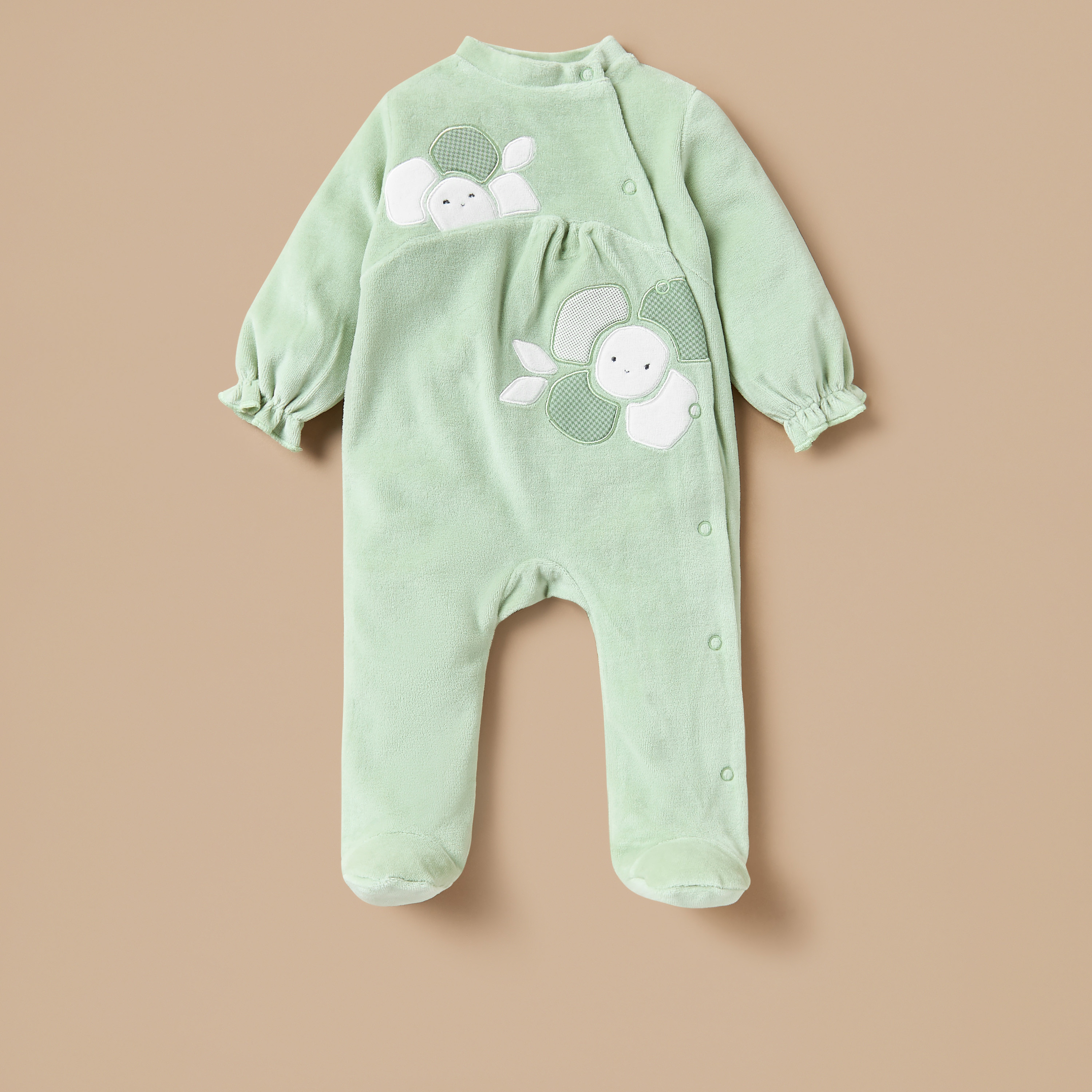 بدلة نوم مخملية مغلقة القدمين ومزينة بالأزهار مع قبعة من جونيورز-baby-girls-clothing-nightwear-sleepsuits-image-2