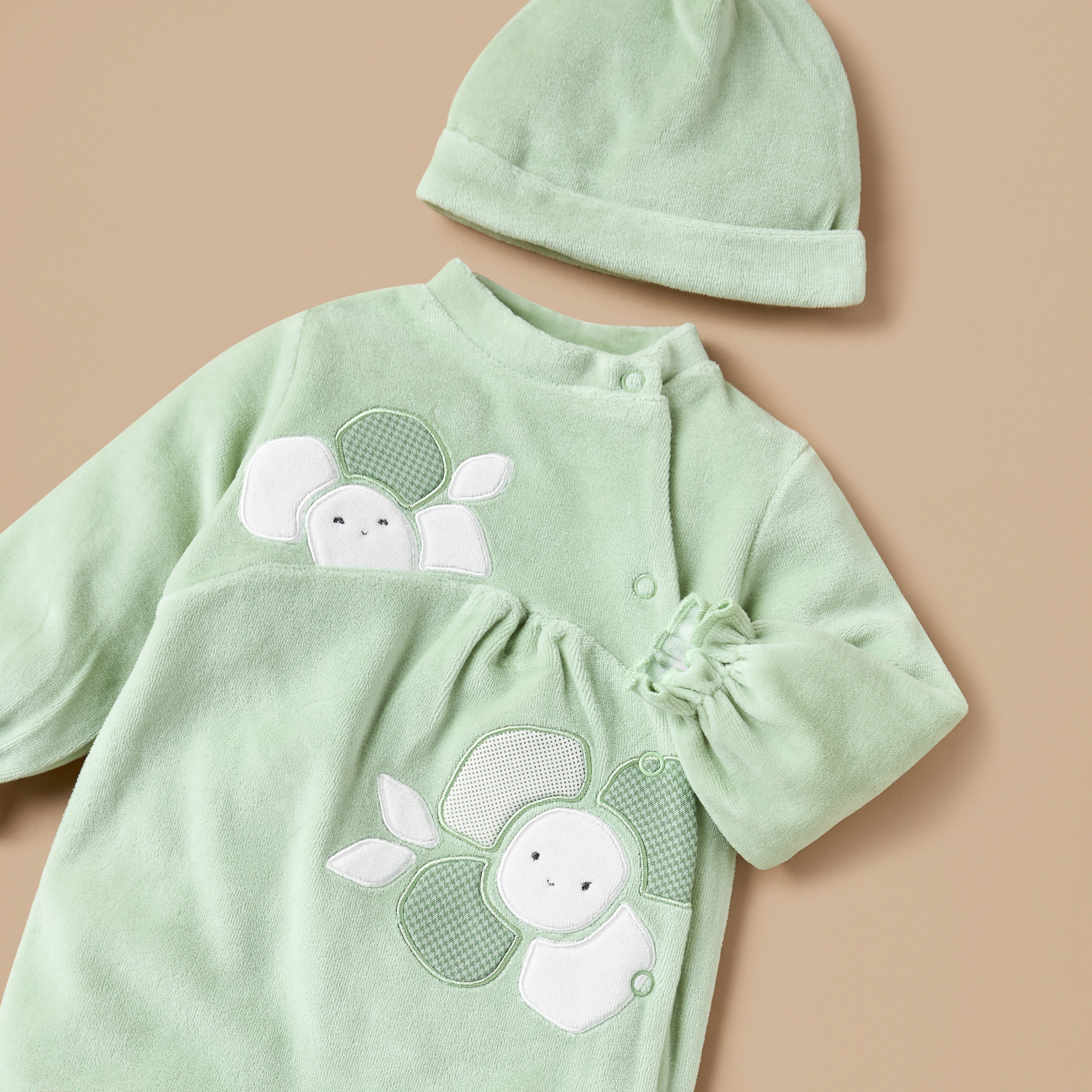 بدلة نوم مخملية مغلقة القدمين ومزينة بالأزهار مع قبعة من جونيورز-baby-girls-clothing-nightwear-sleepsuits-image-4