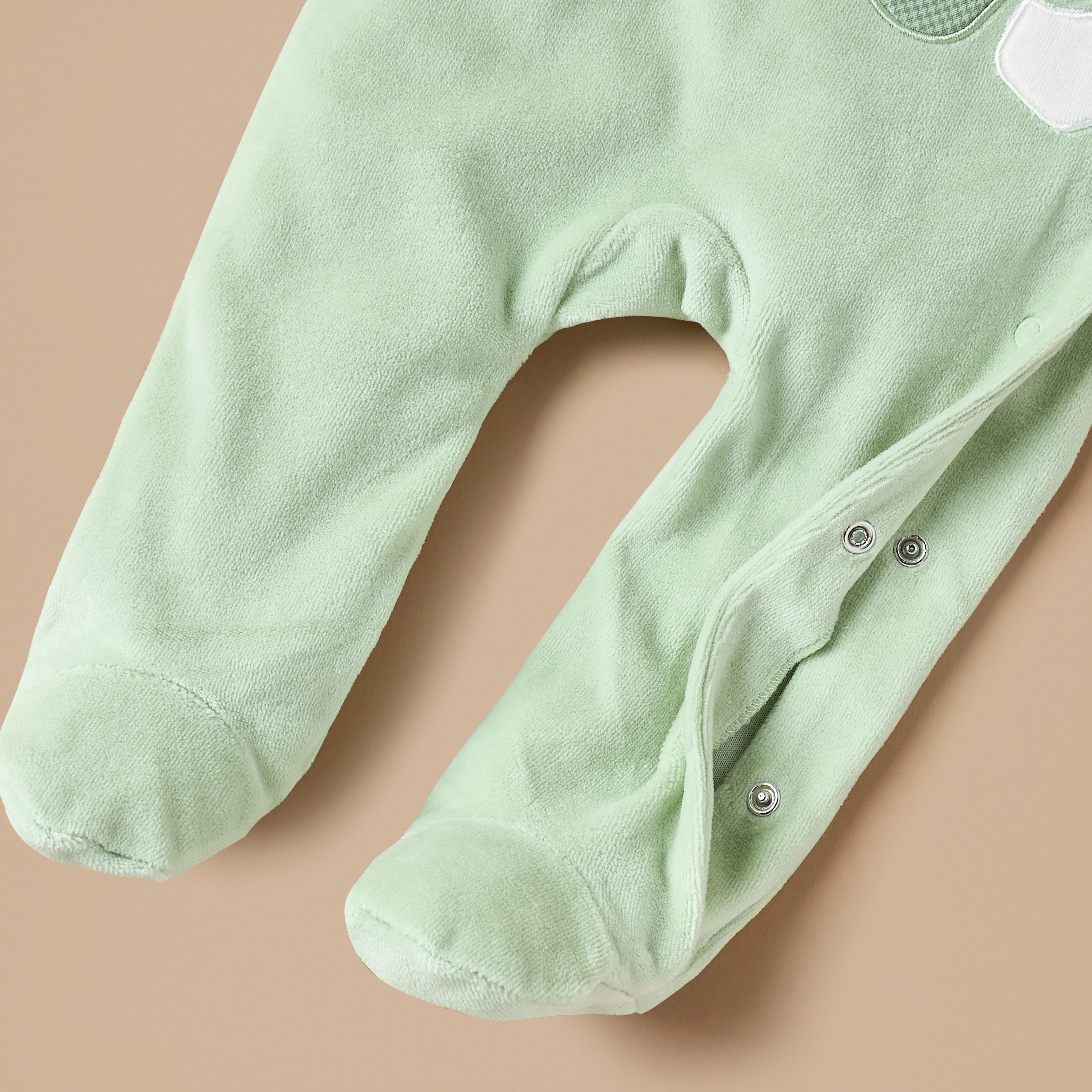 بدلة نوم مخملية مغلقة القدمين ومزينة بالأزهار مع قبعة من جونيورز-baby-girls-clothing-nightwear-sleepsuits-image-5