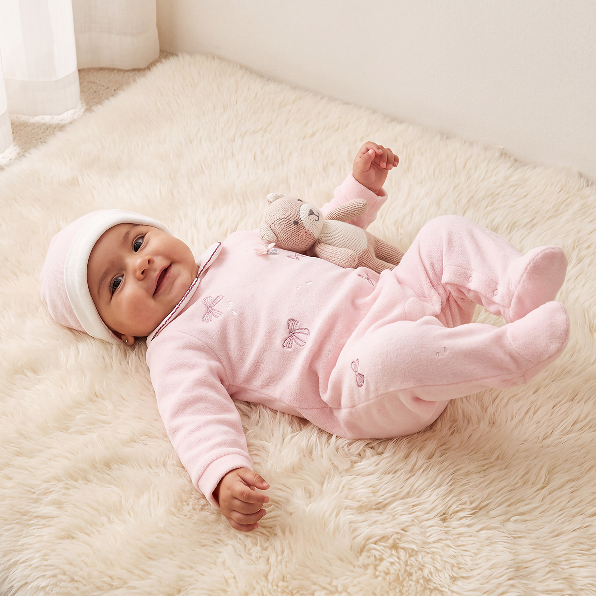 بدلة نوم قطيفة بأكمام طويلة وتطريزات فيونكة مع قبعة من جونيورز-baby-girls-clothing-nightwear-sleepsuits-image-1