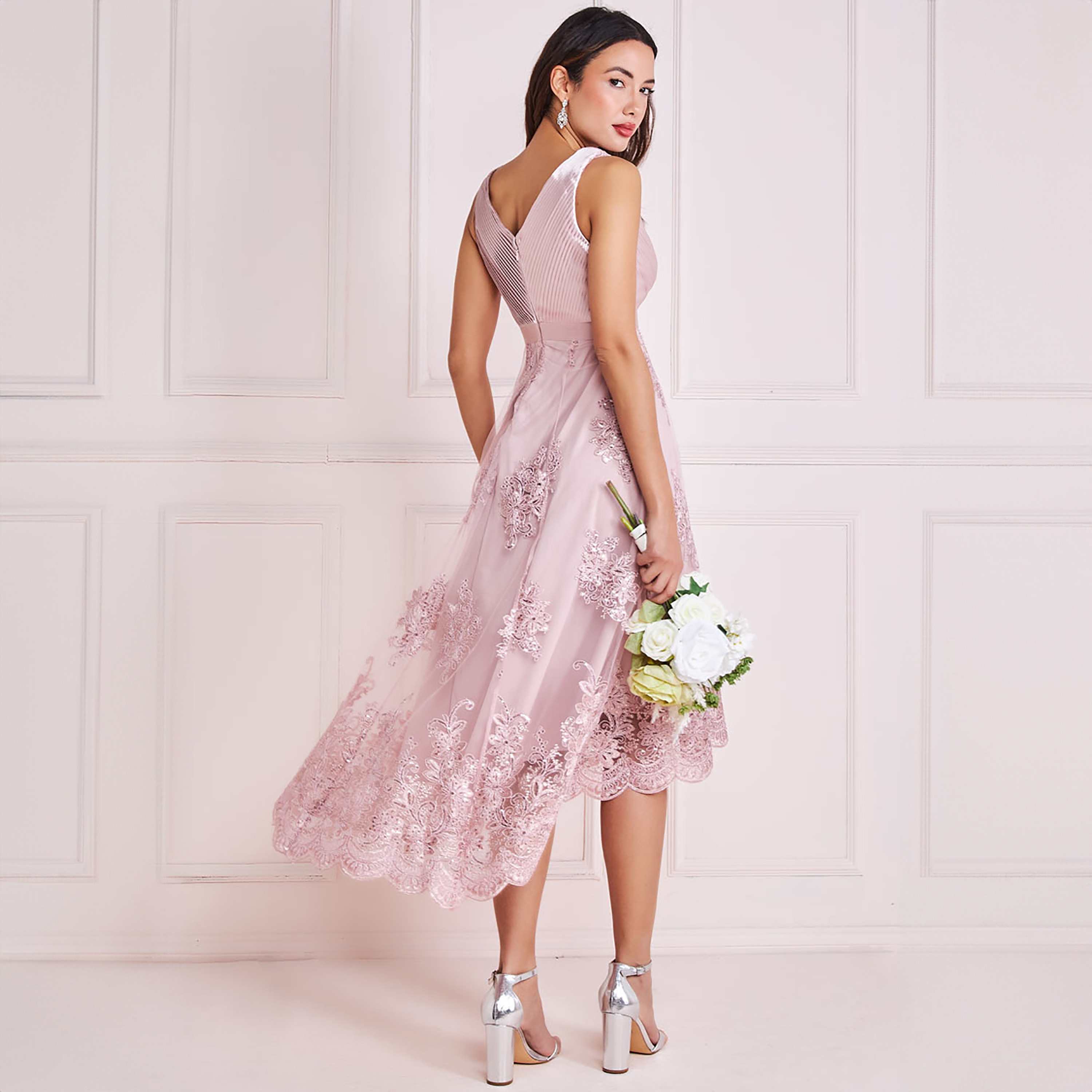 فستان ميدي بطيات ذو سكوينس ورقبة على شكل وى بعالية منخفضة من جوديفا-women-clothing-dresses-image-4