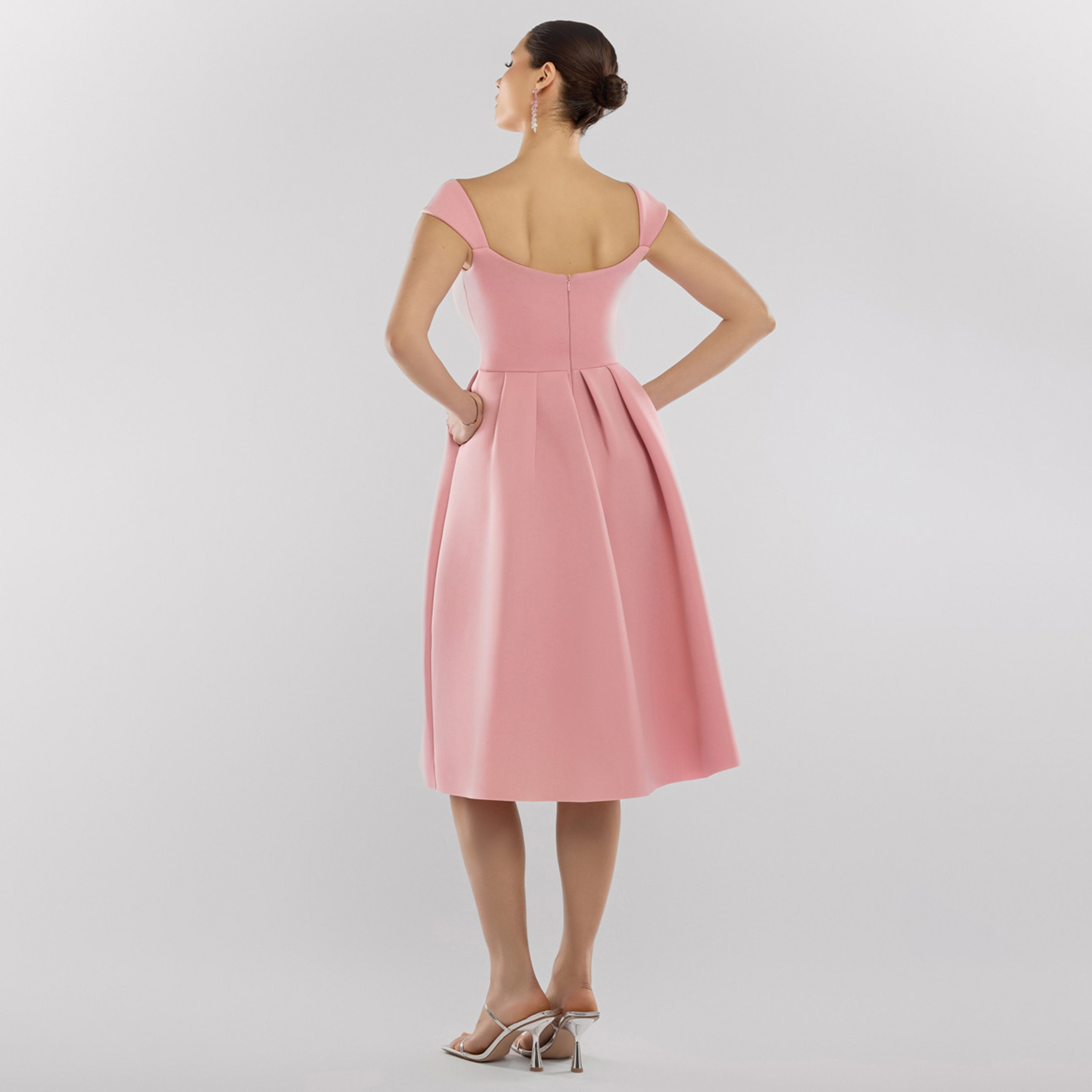 فستان سهرة نسائي قصير فوق الركبة بقصة سكيتر بياقة على شكل قلب من الإسفنج من جوديفا-women-clothing-dresses-image-3