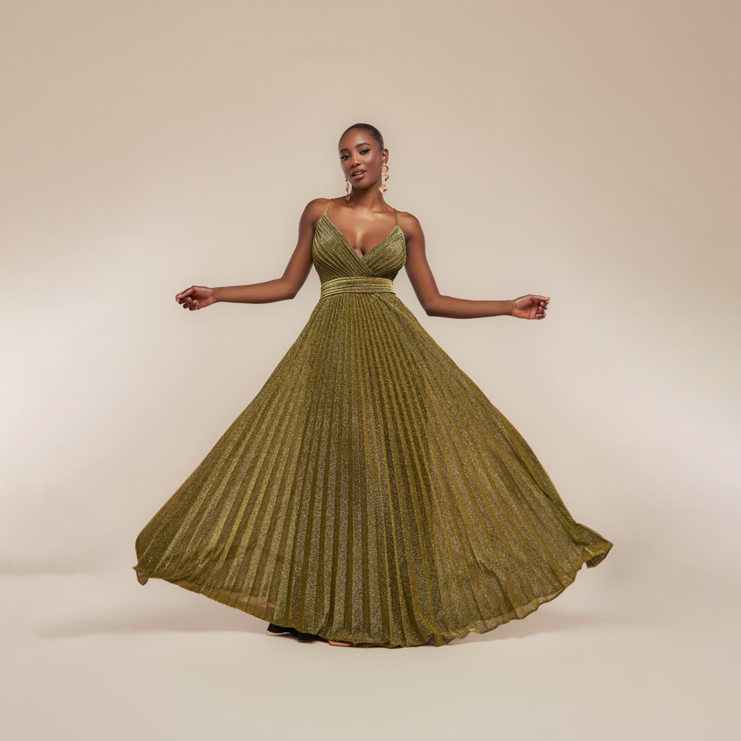 ثوب سهرة نسائي ماكسي واسع من اللوركس المطوي بحزام على الكتف باللون الذهبي من جوديفا-women-clothing-dresses-image-1