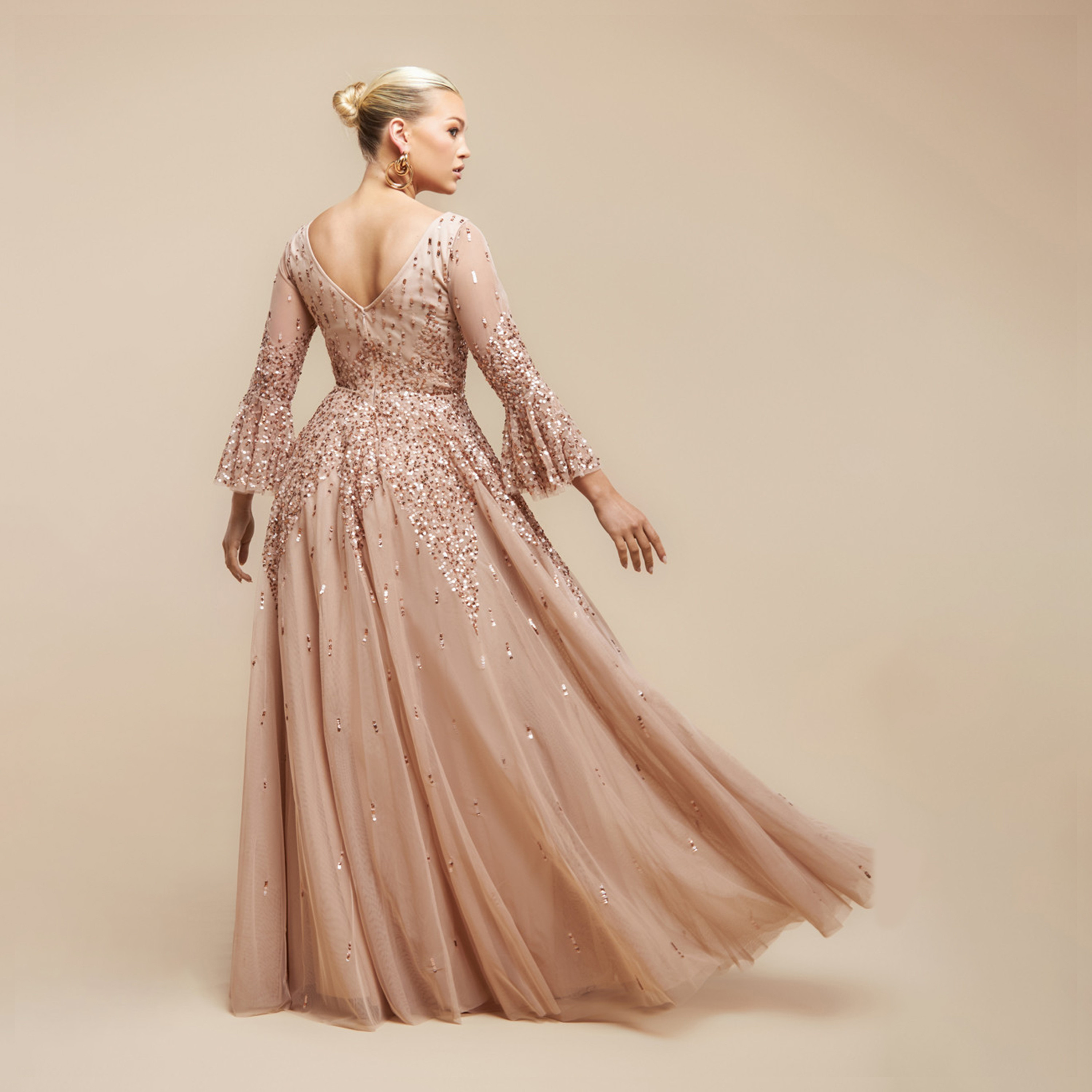 ثوب سهرة نسائي ماكسي واسع من الشبك المطرز بالترتر وأكمام جرس من جوديفا-women-clothing-dresses-image-9