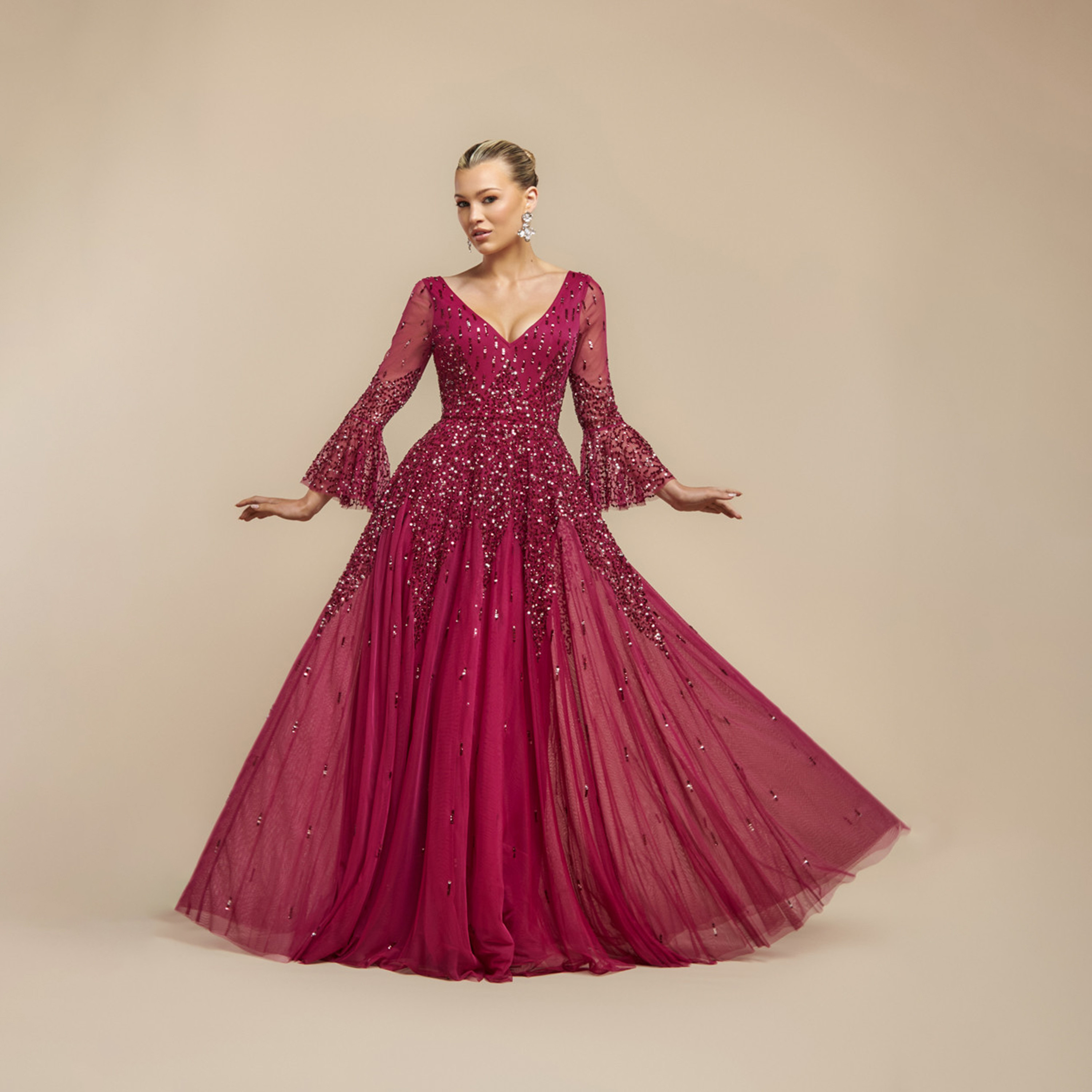 ثوب سهرة نسائي ماكسي واسع من الشبك المطرز بالترتر وأكمام جرس من جوديفا-women-clothing-dresses-image-1