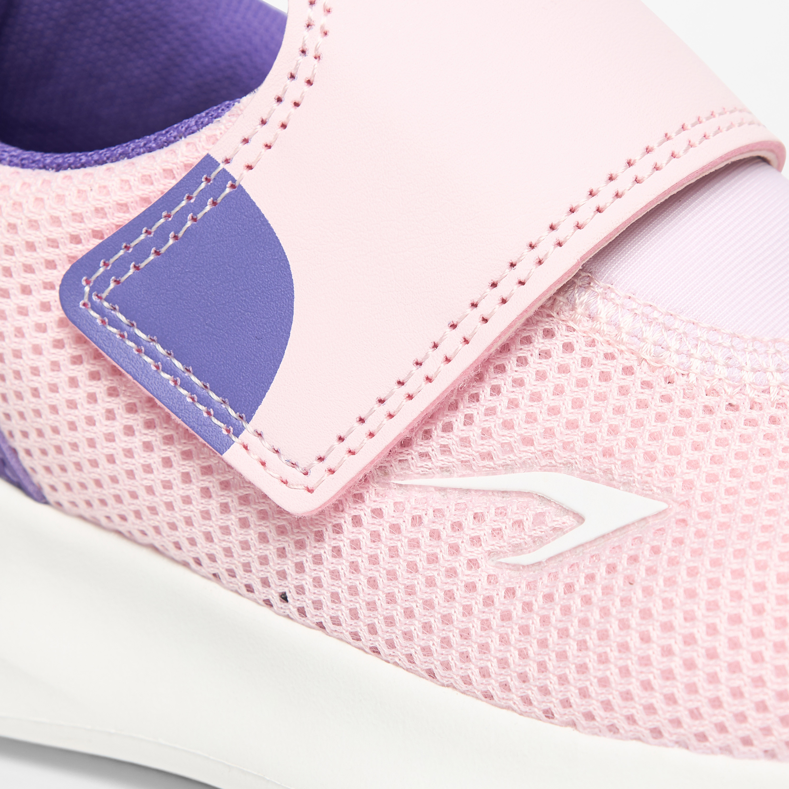 حذاء سنيكرز خفيف الوزن بارز الملمس بشريط إغلاق لاصق من داش-girls-shoes-sneakers-image-4
