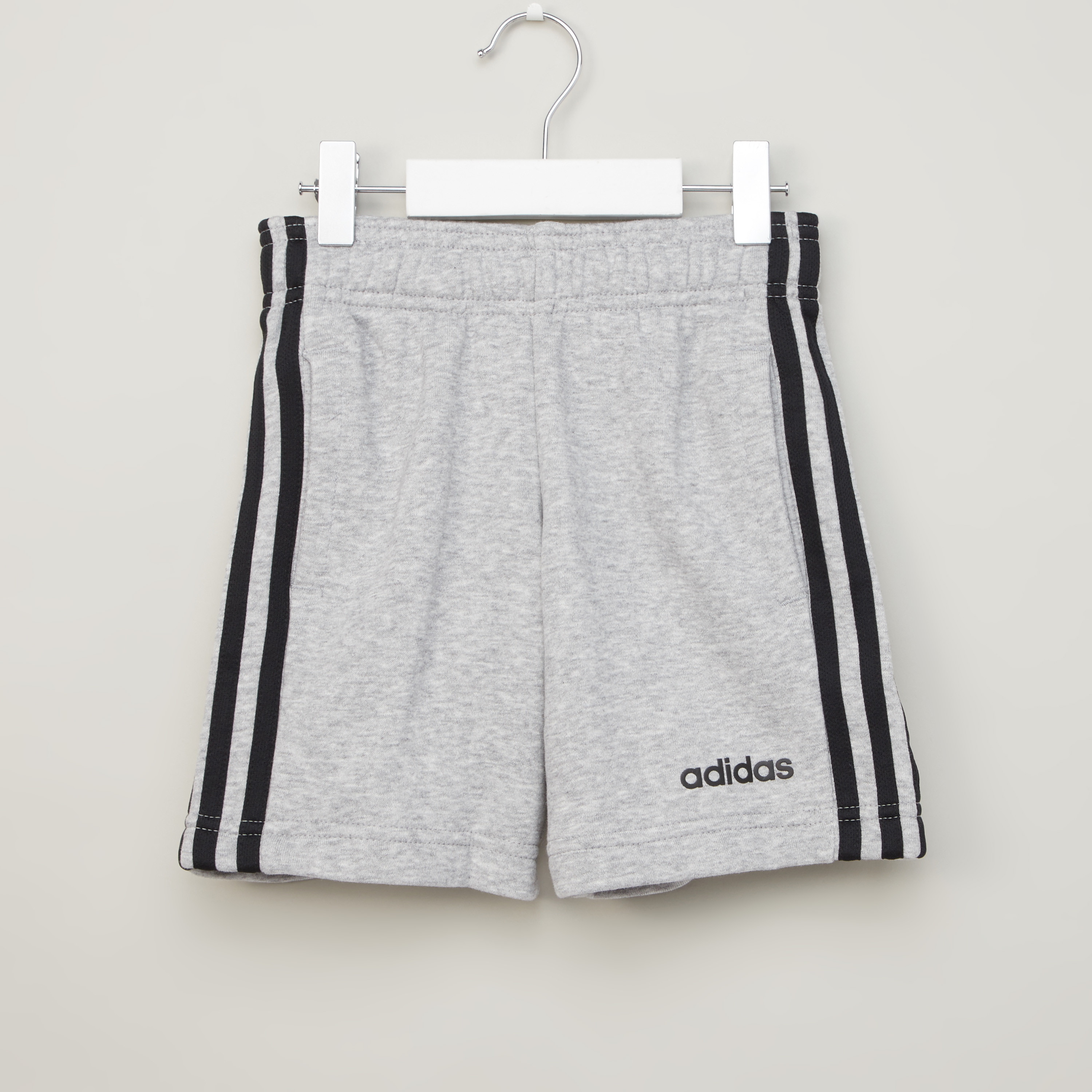 شورت سادة بخصر مطاطي وتفاصيل جيوب من أديداس-cpkids-clothing-boys-bottoms-shorts-image-1