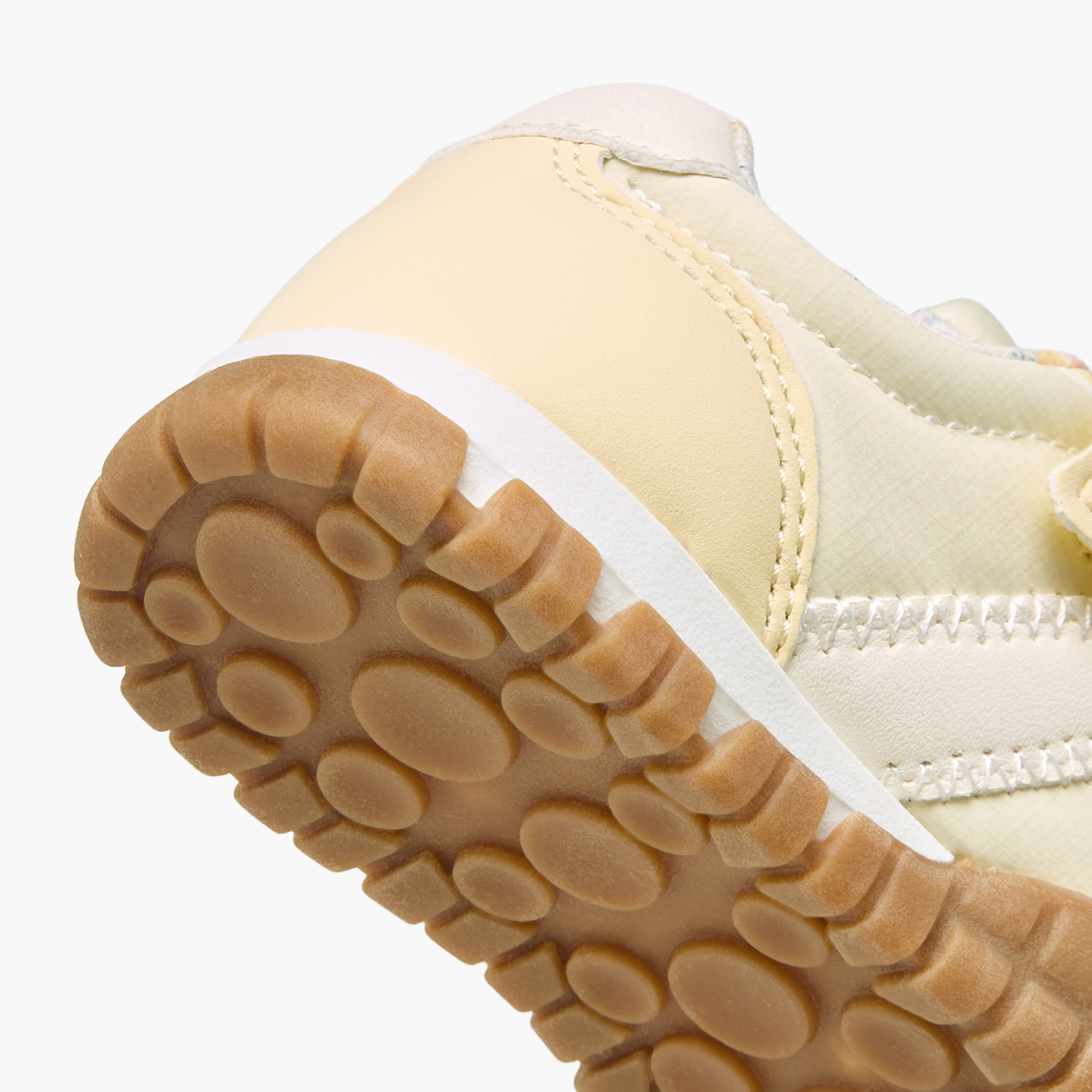 حذاء سنيكرز بطول الكاحل وشريط إغلاق لاصق للبنات من جونيورز-girls-shoes-sneakers-image-5