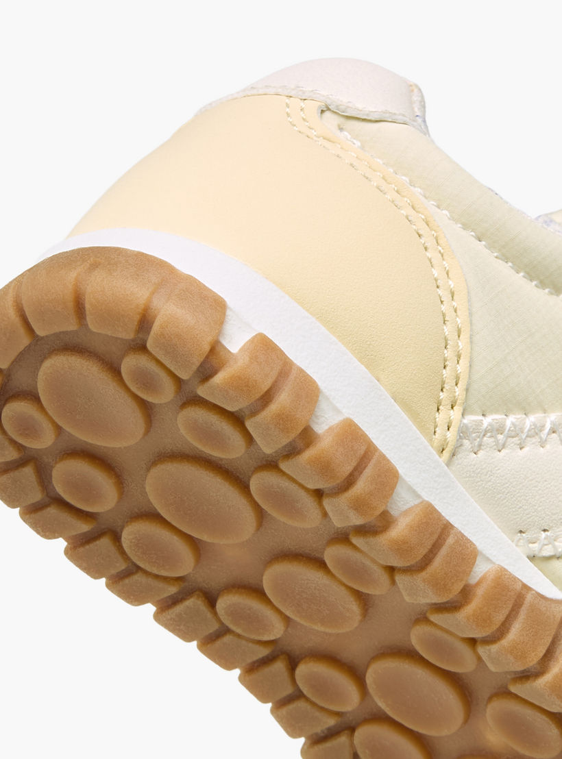 حذاء سنيكرز بطول الكاحل وشريط إغلاق لاصق للبنات من جونيورز-girls-shoes-sneakers-image-5