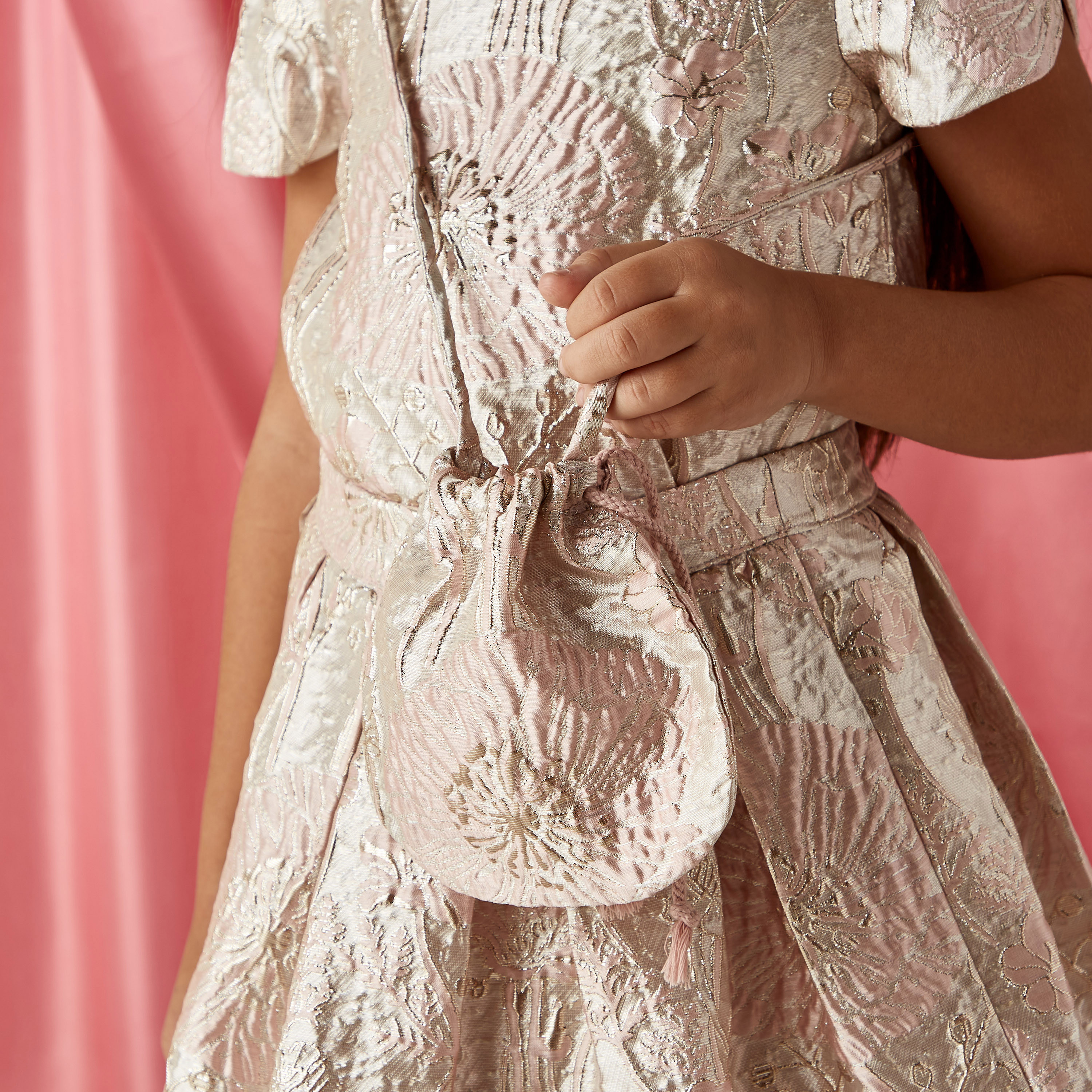 طقم تنورة وبلوزة بارزة الملمس وشنطة كروس بودي من جونيورز-baby-girls-clothing-setsandcoords-image-4