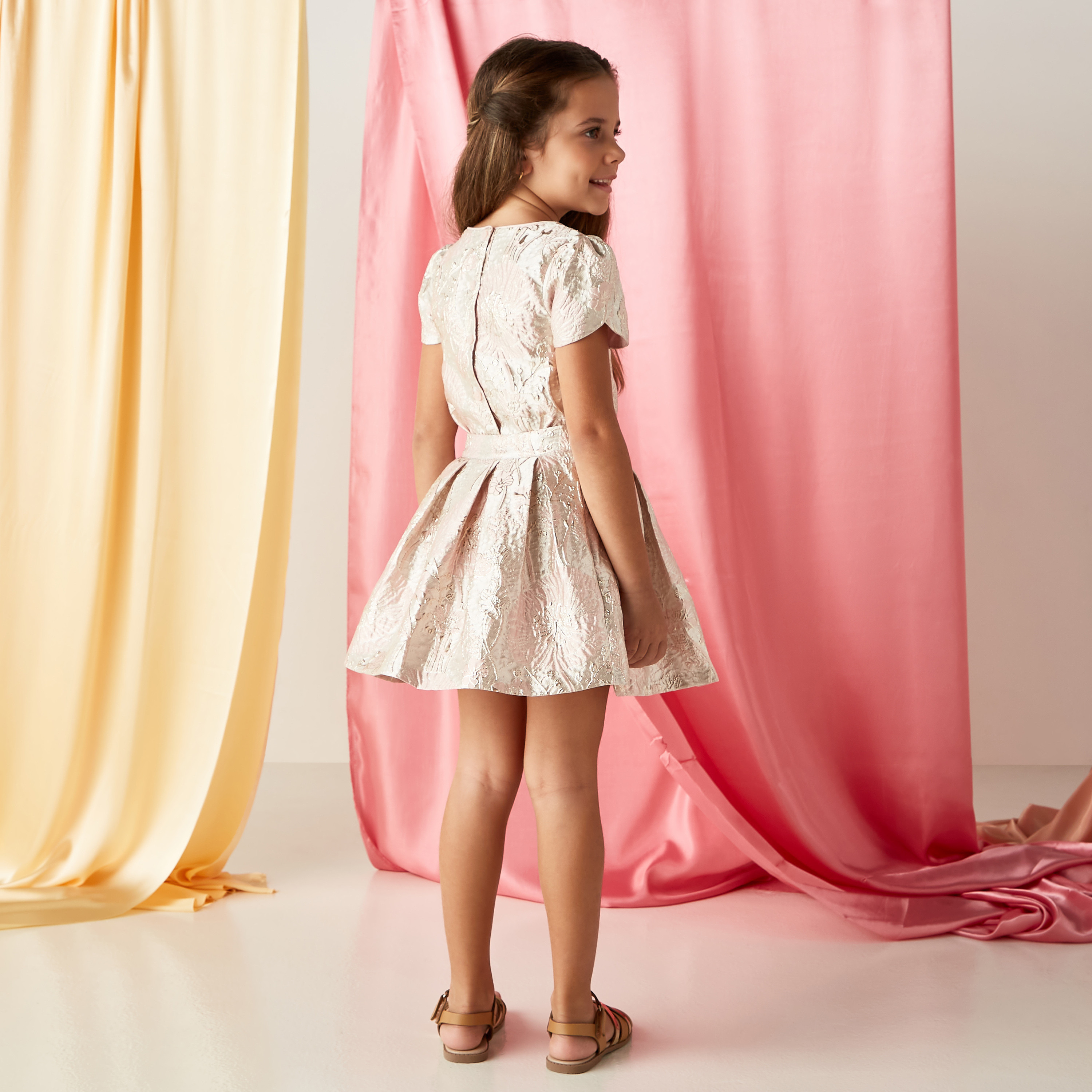 طقم تنورة وبلوزة بارزة الملمس وشنطة كروس بودي من جونيورز-baby-girls-clothing-setsandcoords-image-5