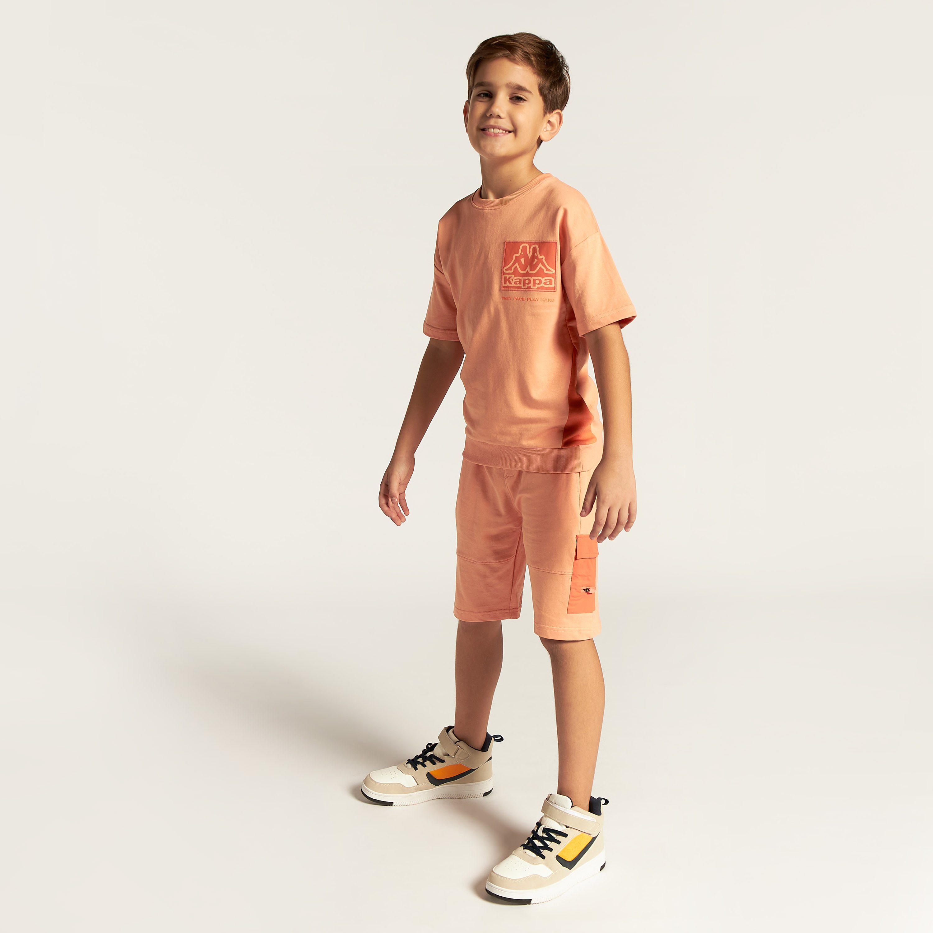 طقم شورت وتيشيرت بياقة ضيقة وطبعات من كابا-boys-clothing-sportswear-sets-image-1