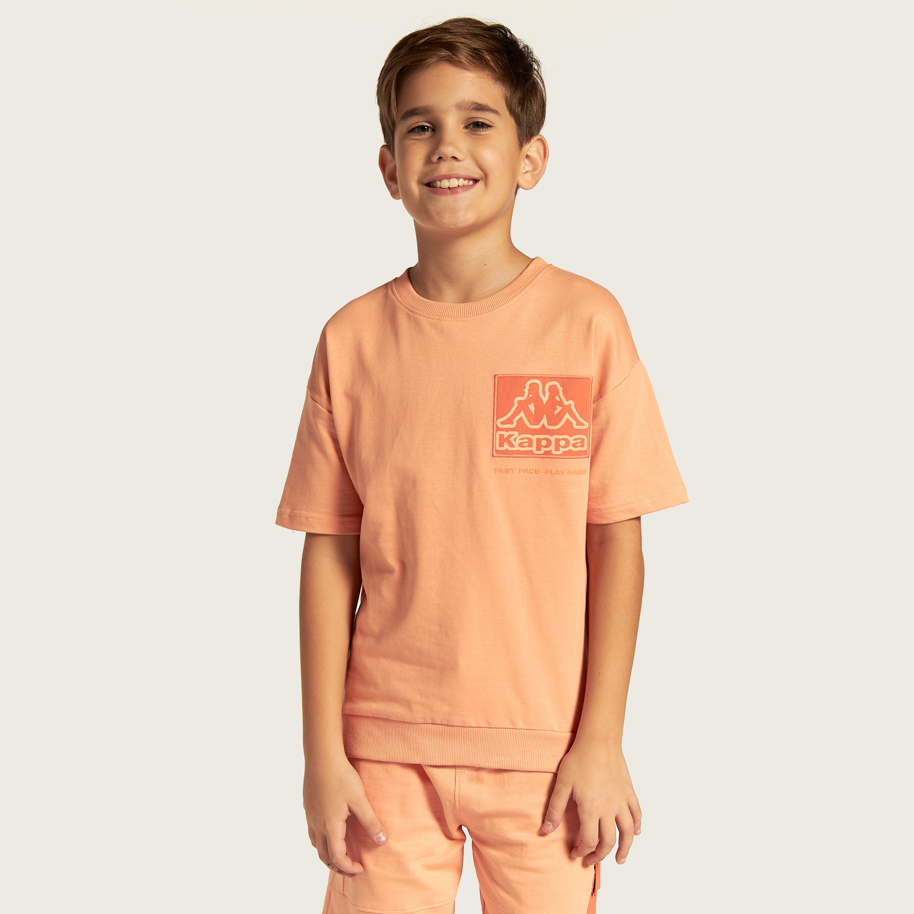 طقم شورت وتيشيرت بياقة ضيقة وطبعات من كابا-boys-clothing-sportswear-sets-image-2