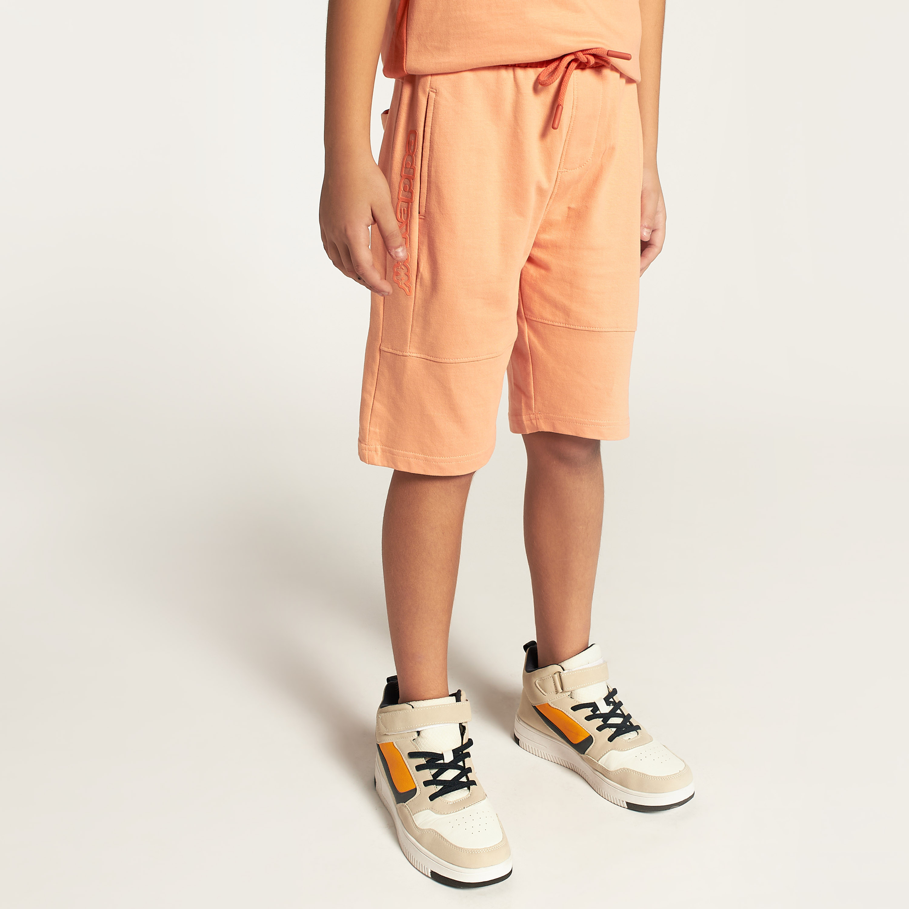 طقم شورت وتيشيرت بياقة ضيقة وطبعات من كابا-boys-clothing-sportswear-sets-image-3