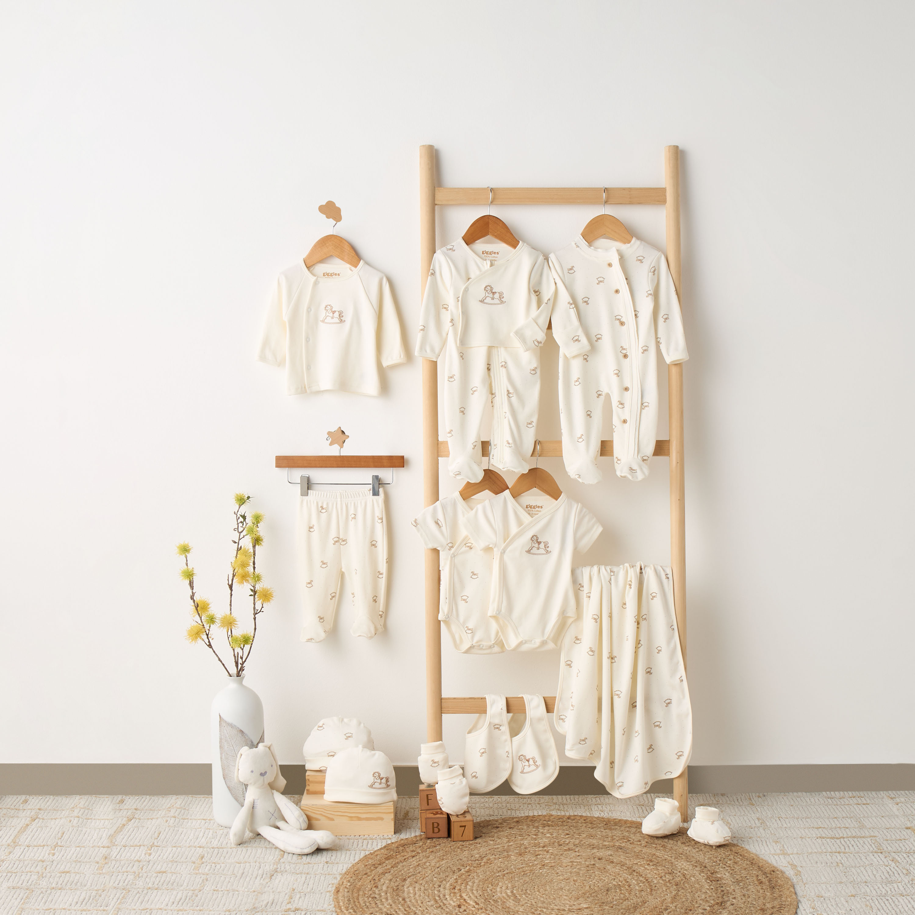 بدلة نوم قطنية بياقة مستديرة وأكمام طويلة بطبعات حصان هزاز من جيجلز-baby-boys-clothing-nightwear-sleepsuits-image-5