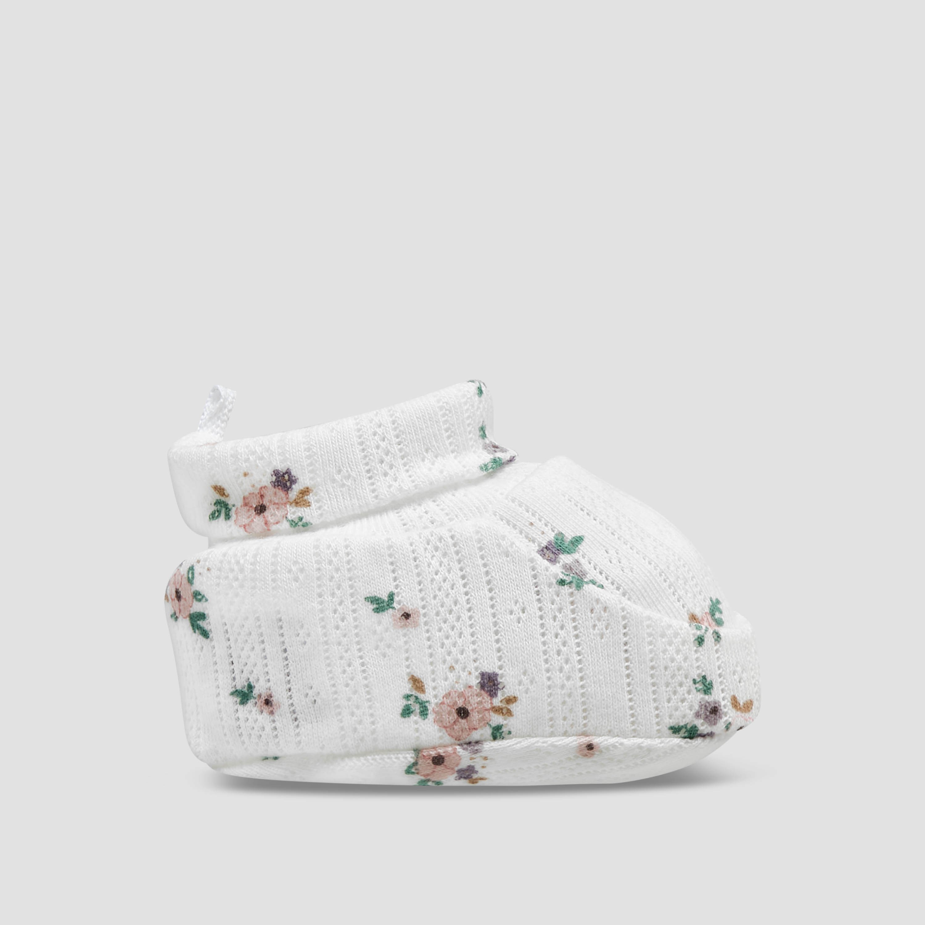 بوت أطفال بطبعات مرِحة من جونيورز – طقم من قطعتين-baby-girls-shoes-booties-image-4