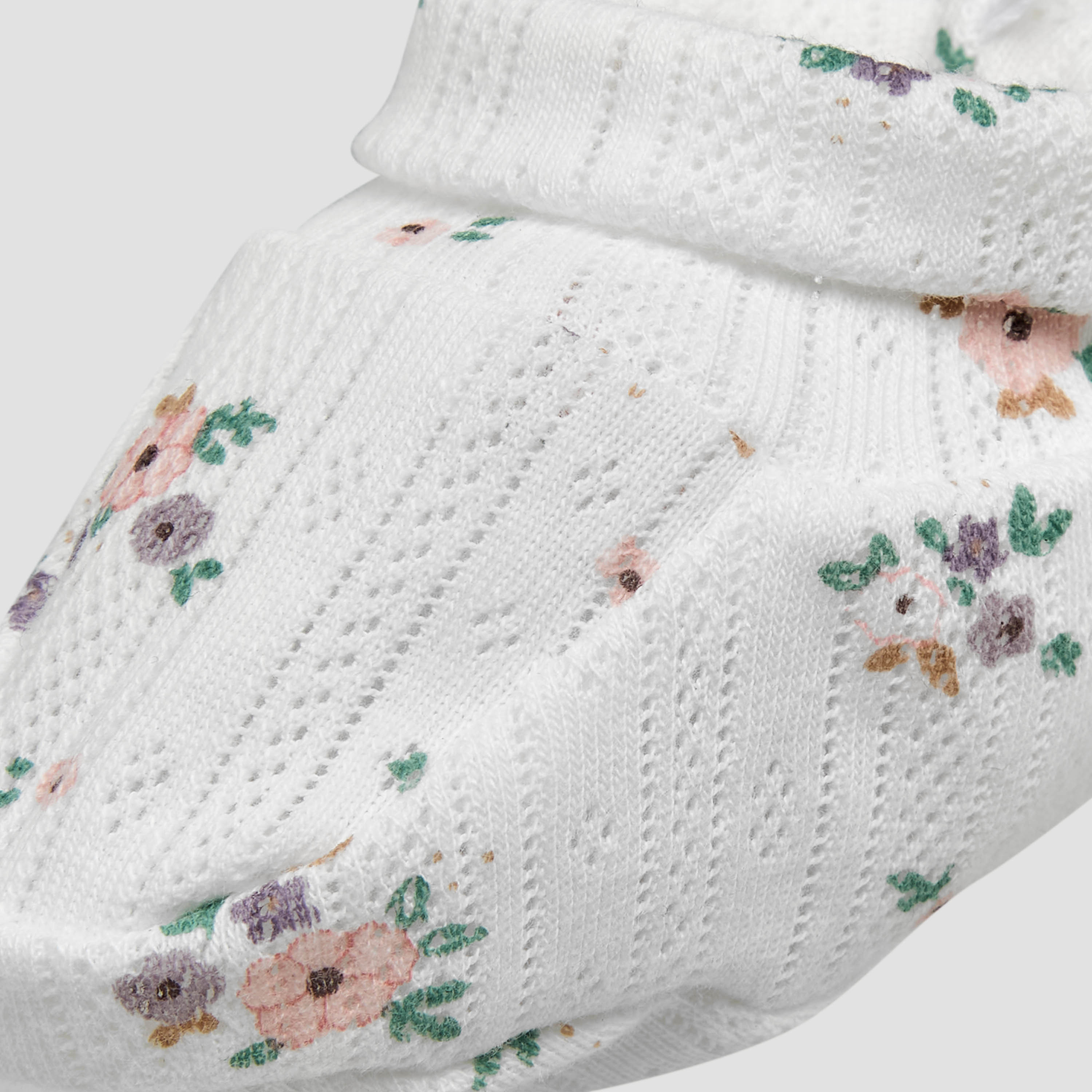بوت أطفال بطبعات مرِحة من جونيورز – طقم من قطعتين-baby-girls-shoes-booties-image-8